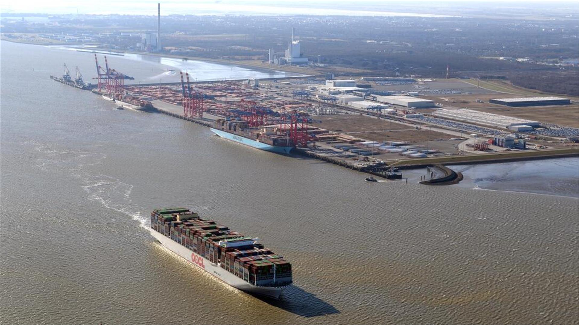 Schiff fährt zum Containerterminal. 