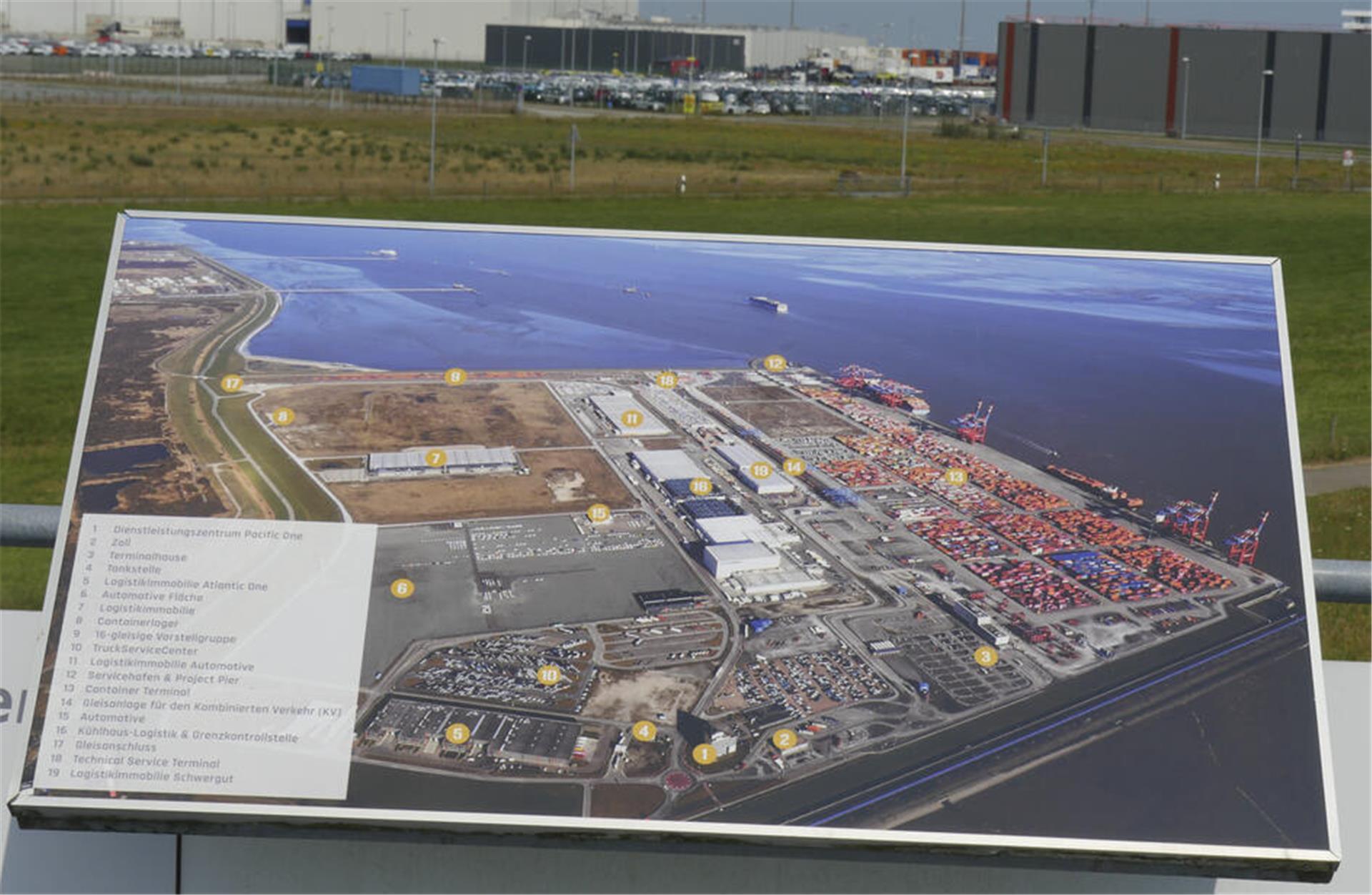 Der JadeWeserPort wurde als Tiefwasserhafen an der Innenjade gebaut und 2012 offiziell in Betrieb genommen.