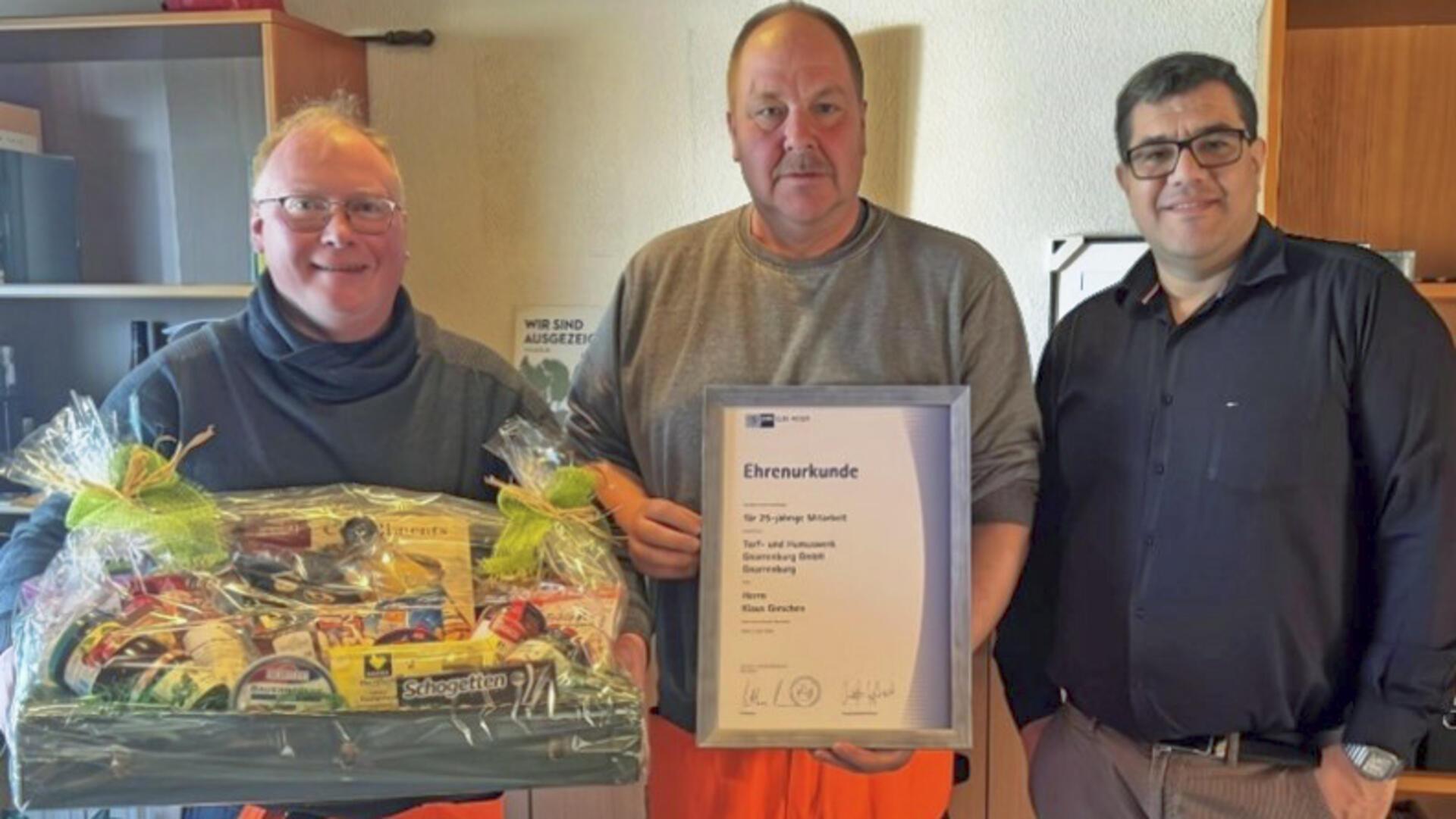 Der Jubilar Klaus Gieschen mit dem Betriebsratsvorsitzenden Uwe Brodtmann (links) Uwe und dem Betriebsleiter Mohammed Kilani (rechts).