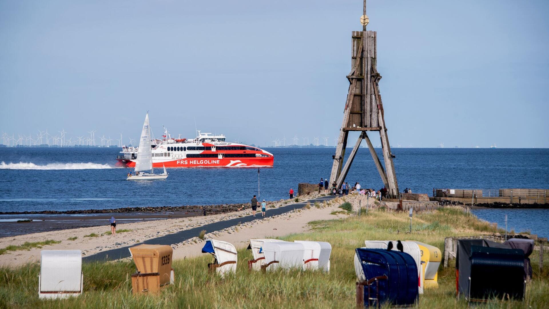 Der Katamaran „Halunder Jet“ der Reederei FRS Helgoline passiert bei sonnigem Wetter die Kugelbake in Cuxhaven. Für das Schiff, das Helgoland mit dem Festland verbindet, beginnt die Saison am 27. März.