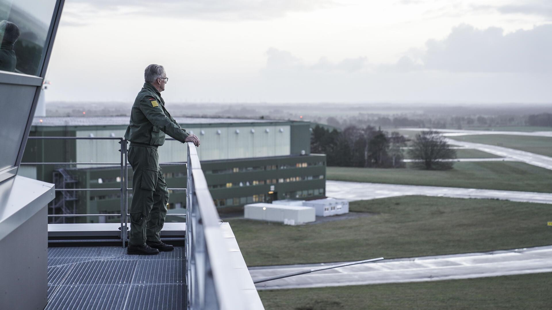 Der Kommandeur des Marinefliegerkommandos, Kapitän zur See Broder Nielsen, blickt vom neuen Tower über das Nordholzer Militärgelände.