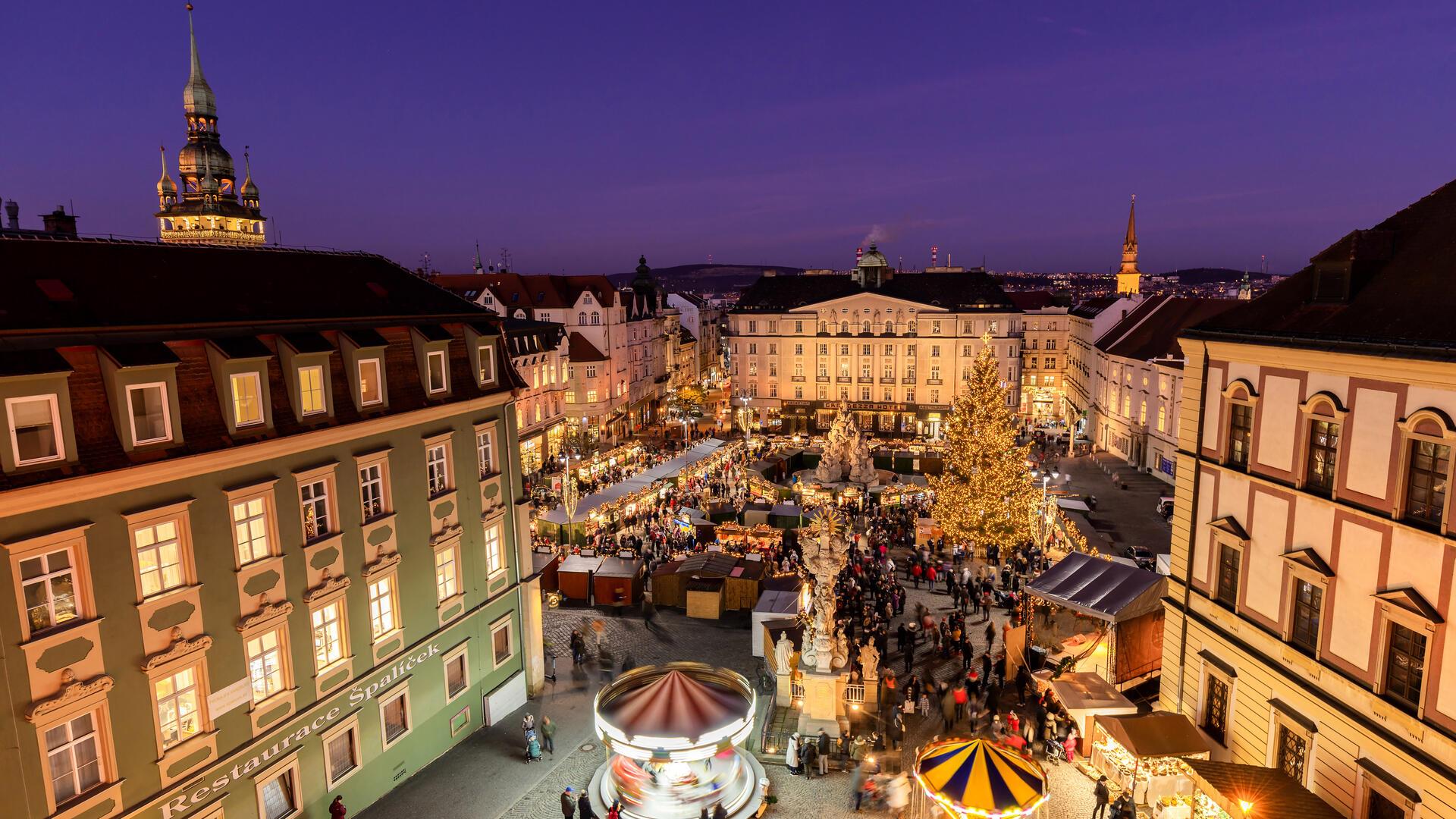 Weihnachten in Brünn: Turbomošt, Drachen und Lichterglanz Der Krautmarkt in Brünn erstrahlt im Winter in weihnachtlichem Glanz.