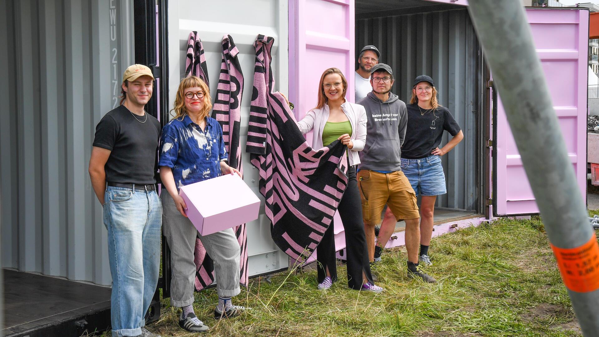 Der Kreative Aufbruch Bremerhaven, das WERK und das Kunstmuseum Bremerhaven organisieren beim Neus-Festival, hier (von links) Finn Hampel, Kira Keune, Julia Bokermann, Daniel Lang, Jonas Hummel und Mareike Hantschel.