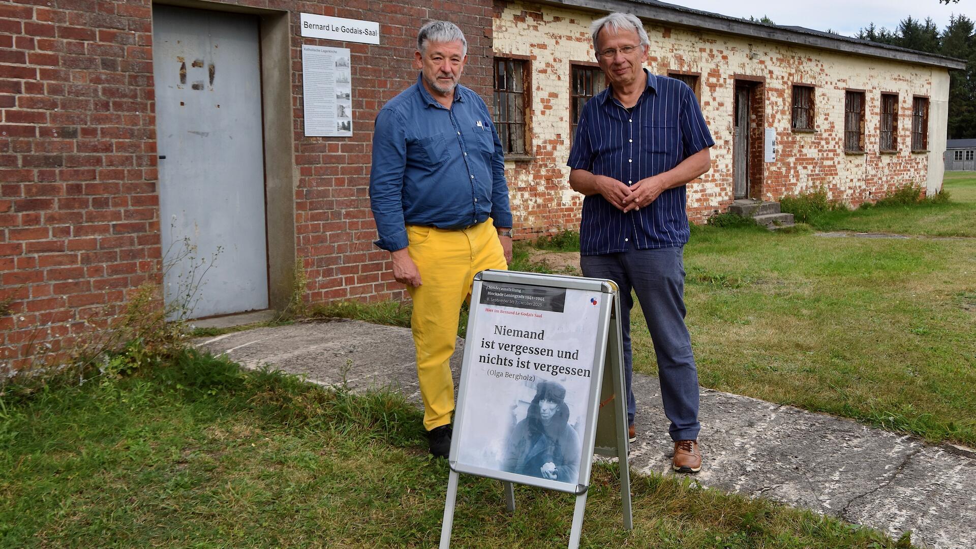 Der Kreistagsabgeordnete Reinhard Lindenberg erschien am Montag in den Farben der Ukraine – wohl ahnend, dass die Ausstellungseröffnung Konfliktpotenzial bergen könnte. Rechts: Wolfgang Müller, Vorsitzender des Vereins „Deutsch-Russische Friedenstage Bremen e. V.“