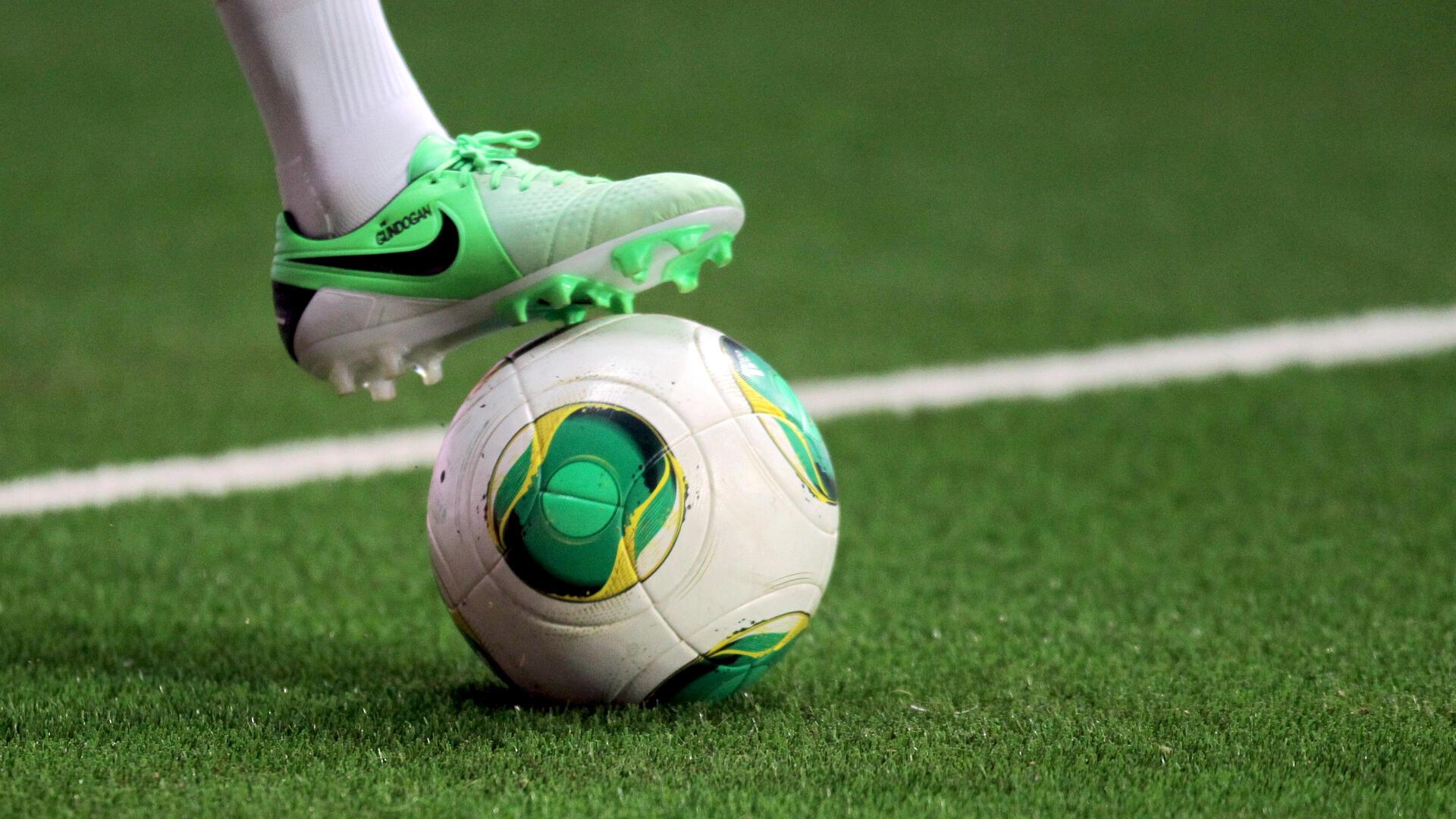 Sportpark Loxstedt bietet Kunstrasen. 