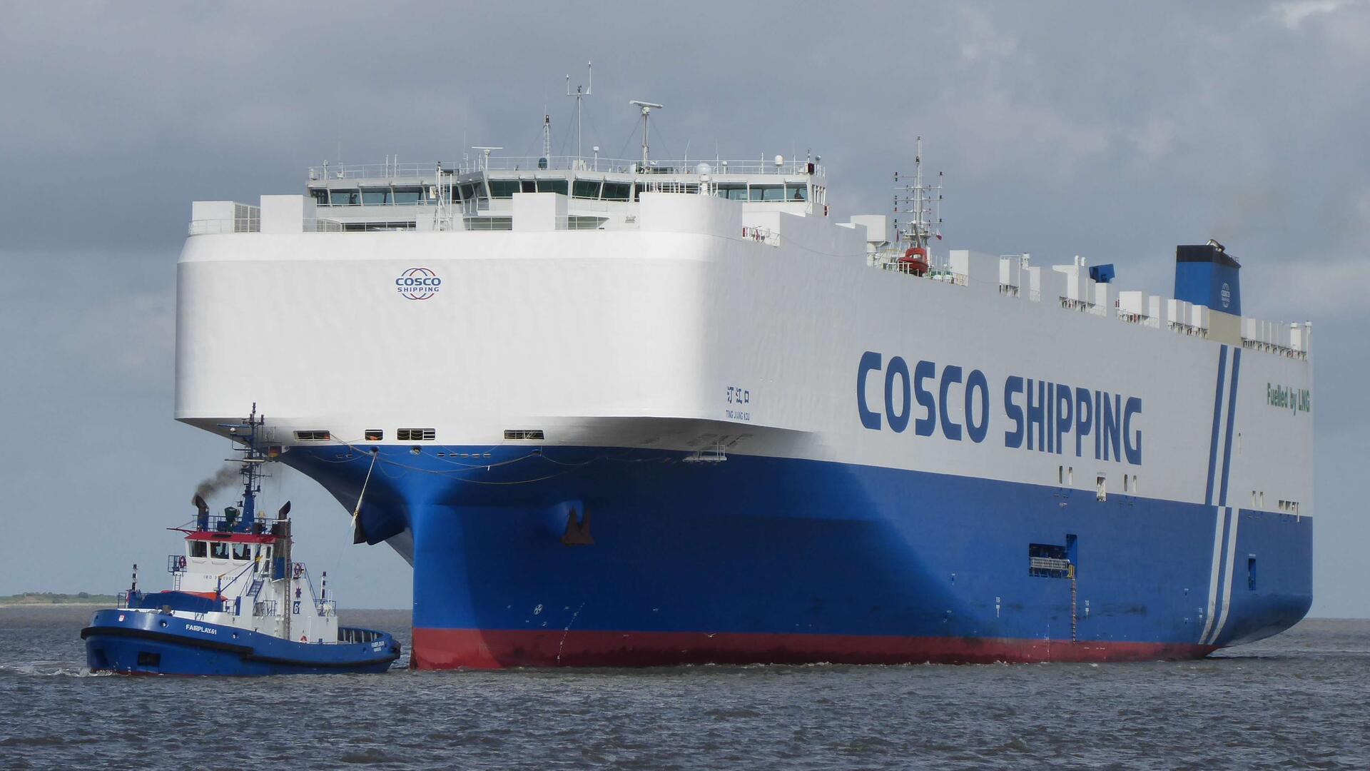 Der LNG-Frachter „Ting Jiang Kou“ der Cosco Shipping Group vor Bremerhaven – beladen mit chinesischen Elektroautos für den europäischen Markt.