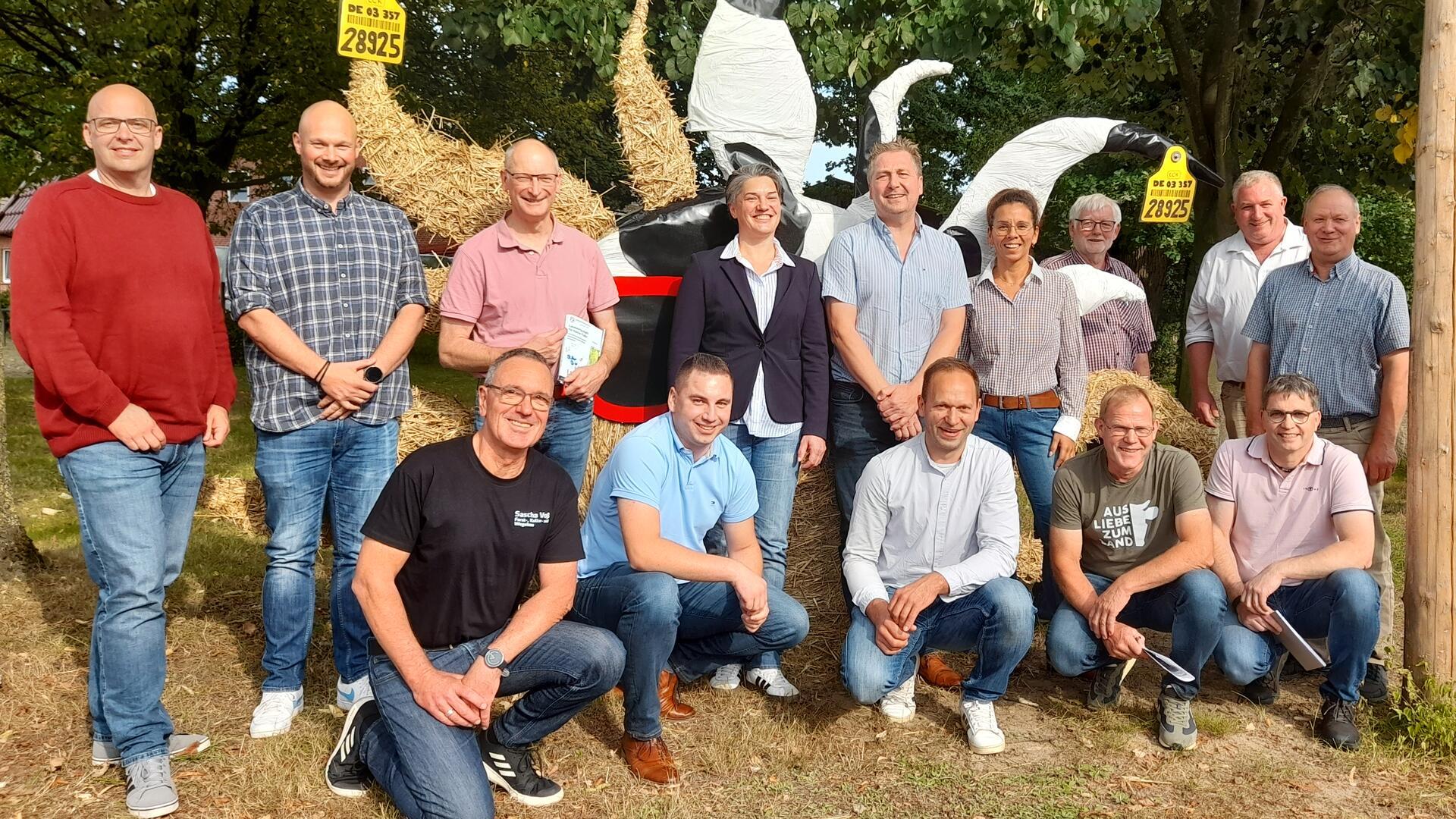 Der Landvolk-Vorsitzende Alexander von Hammerstein (hinten, rechts) hat kürzlich Landwirte, Lohnunternehmer sowie Vertreter des Maschinenrings und der Gemeinden zu einem „Wegegespräch“ in Kuhstedt eingeladen.