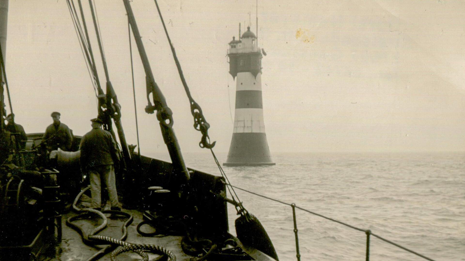 Der Langener Horst Nemeyer hat historische Ansichten des Leuchtturms „Roter Sand“ zur Verfügung gestellt.