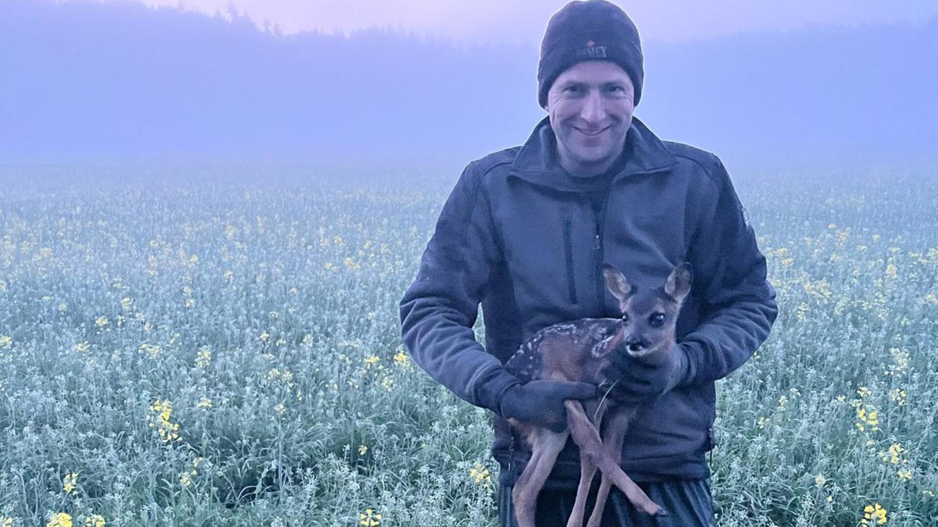 Der Lavenstedter Landwirt Sven Schröder konnte an einem Morgen gleich drei Rehkitze retten.
