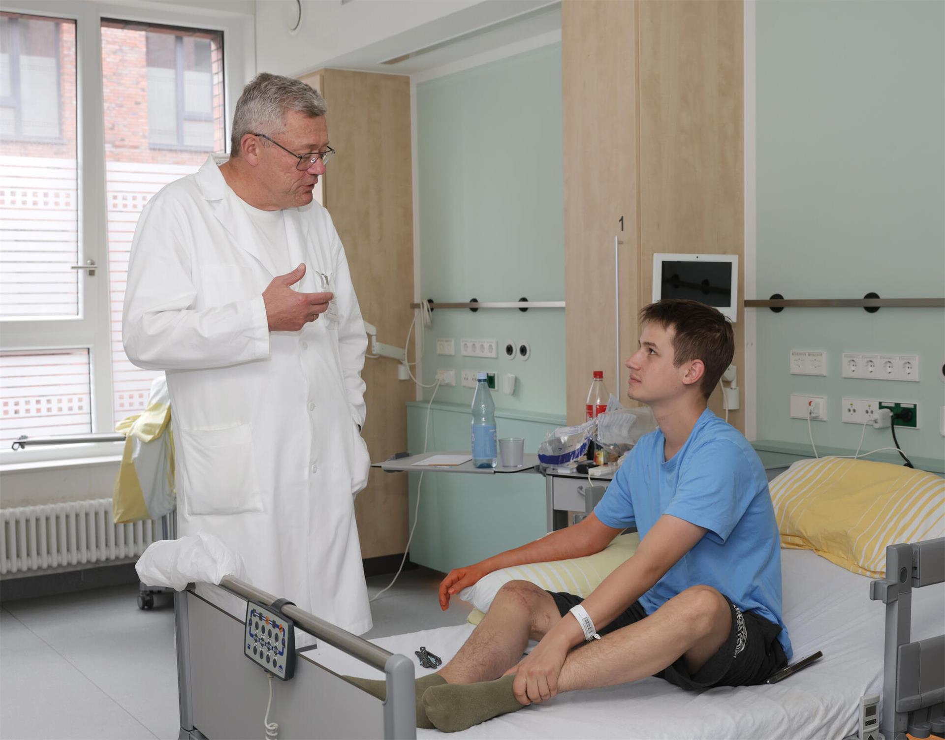Der Leitende Oberarzt Dr. Jan Thies vom Traumazentrum am Klinikum Bremen-Mitte – hier im Gespräch mit seinem Patienten Jan Zierow – spricht von einem „Wunder“, dass der junge Nordholzer gerettet werden konnte.