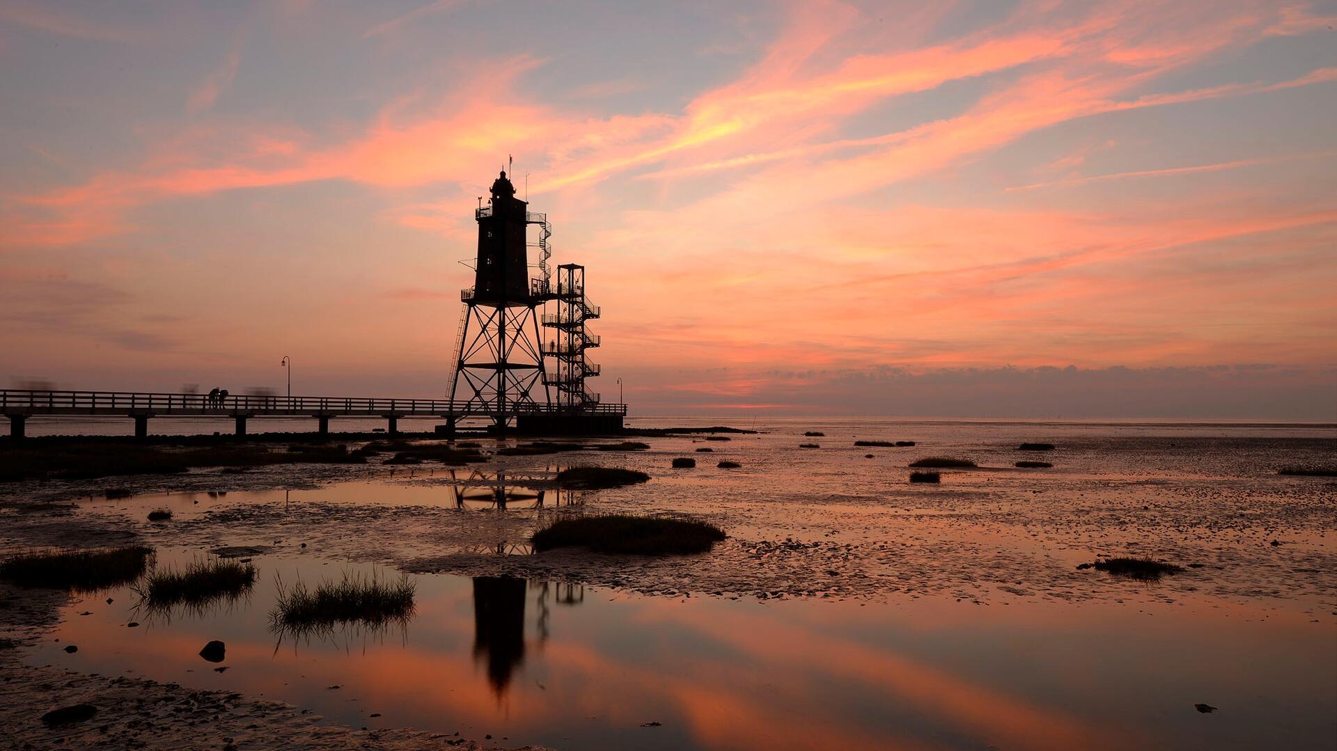 Der Leuchtturm Obereversand an der Wurster Nordseeküste im Abendlicht.