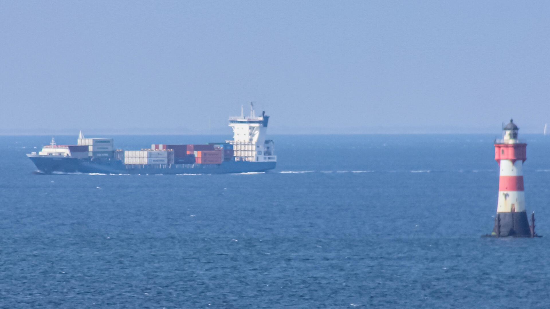 Ein Frachter fährt am Leuchtturm Roter Sand vorbei.