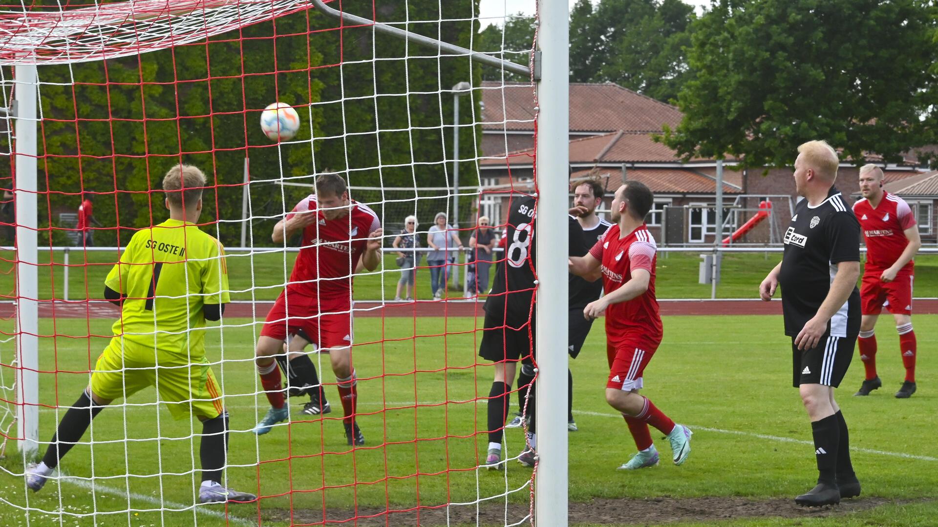 Der MTSV Selsingen II (rote Trikots) feierte zum Saisonabschluss einen 5:0-Heimsieg. Allerdings hatte die SG Oste II vor der Partie die Positionen auf dem Feld ausgelost. In dieser Szene hatte „Keeper“ Oliver Riepe Glück: Der Ball krachte an die Latte.