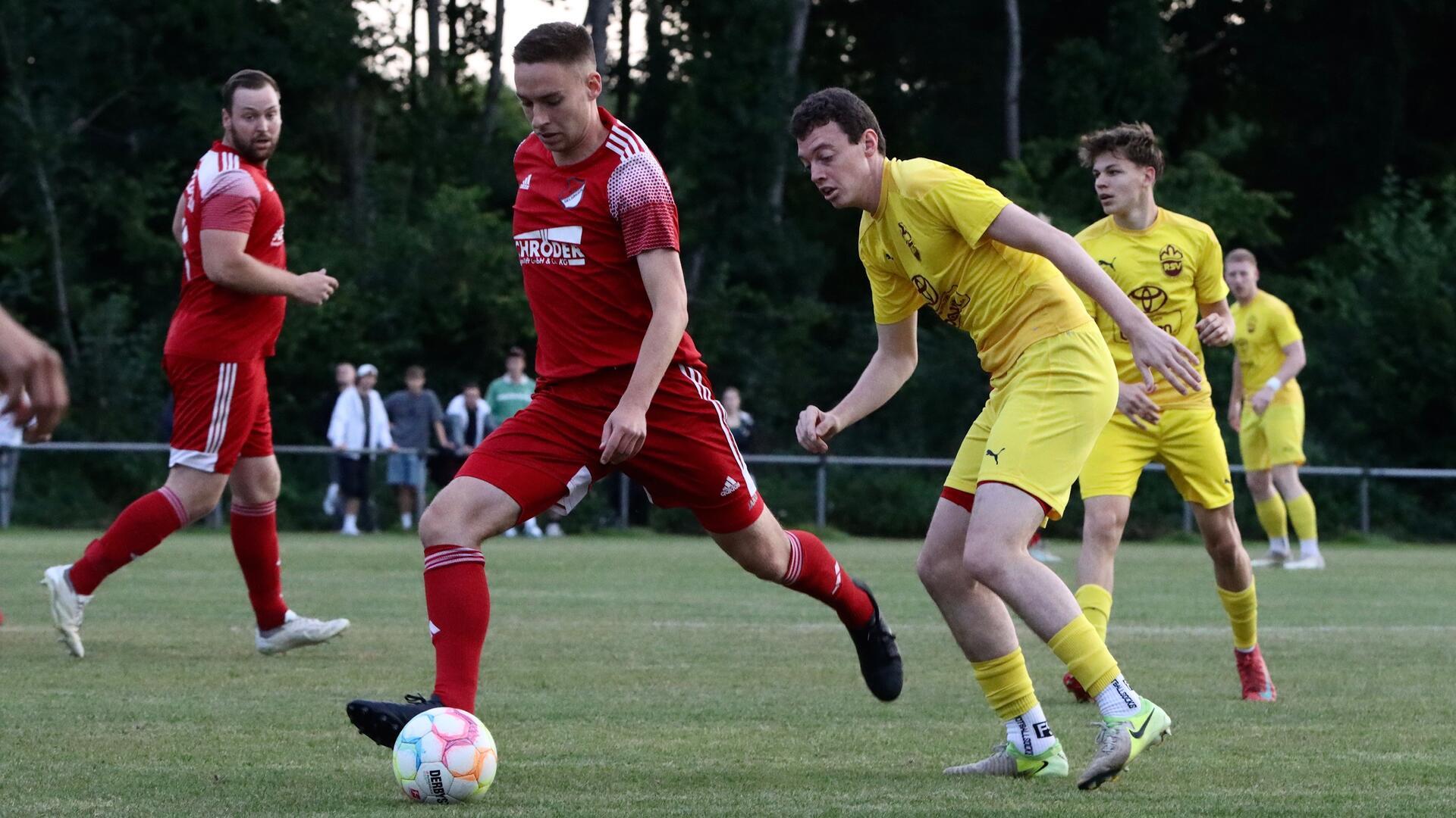 Der MTSV Selsingen, hier mit Lukas Schotman am Ball, verlor am Mittwochabend das Kreisduell gegen Rotenburg II. 