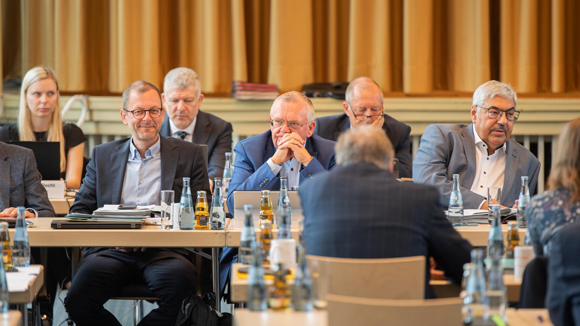 Männer an Tischen