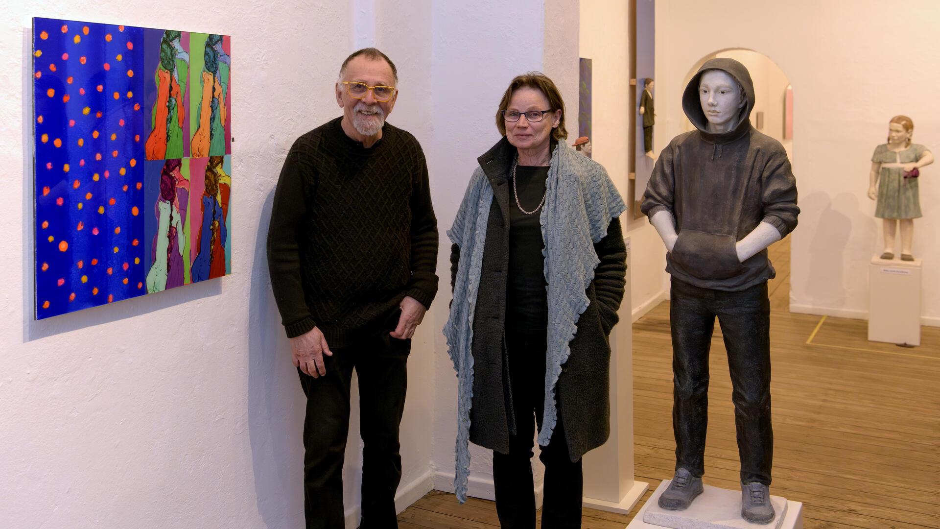 Ein Mann und eine Frau zwischen einem Gemälde und einer Tonplastik: der Maler Tamer Serbay und die Bildhauerin Birgit Lindemann in der Galerie 149.