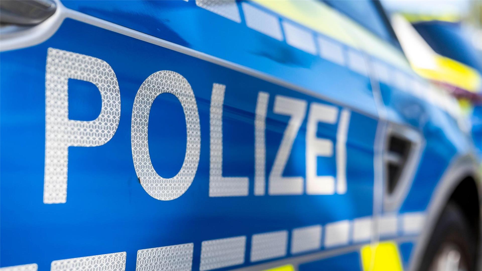 An der Tür eines Streifenwagens steht der Schriftzug "Polizei".