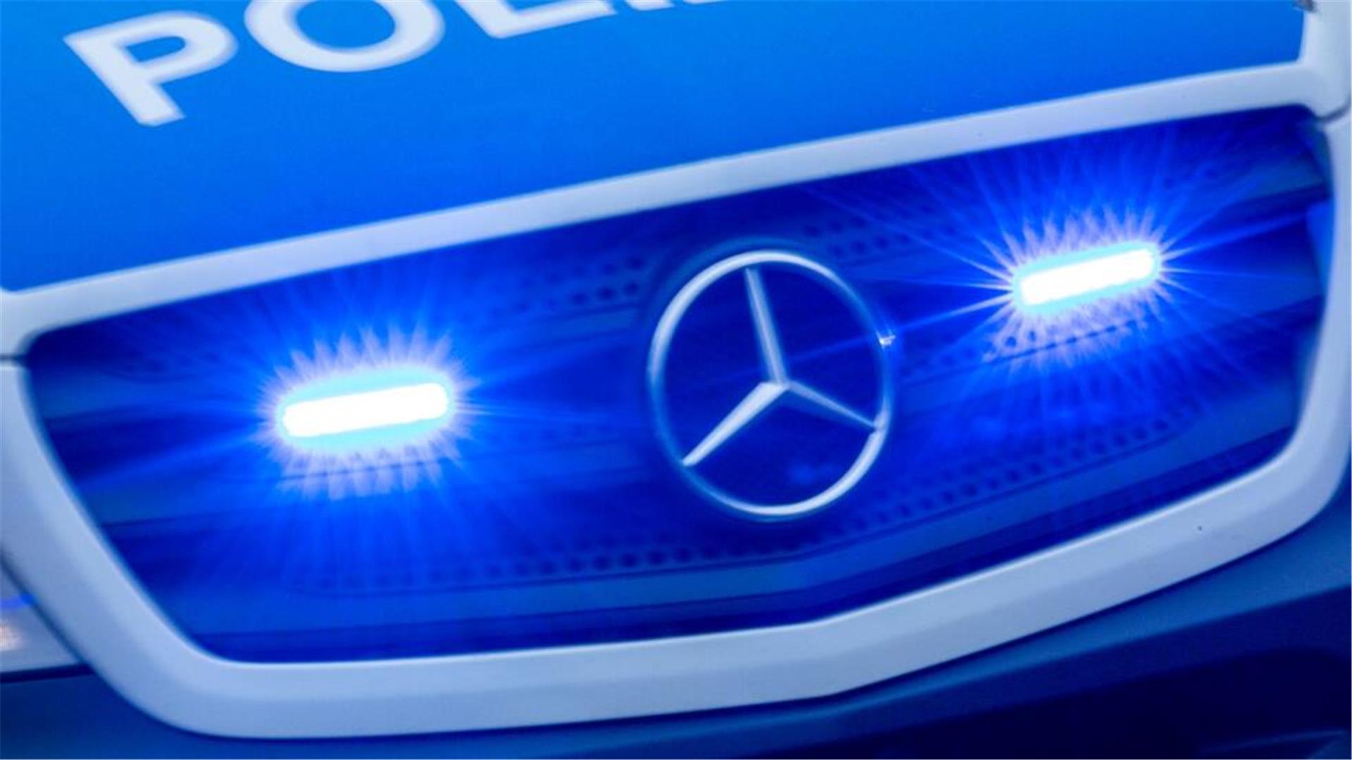 Ein Einsatzfahrzeug der Polizei fährt mit Blaulicht durch die Innenstadt.