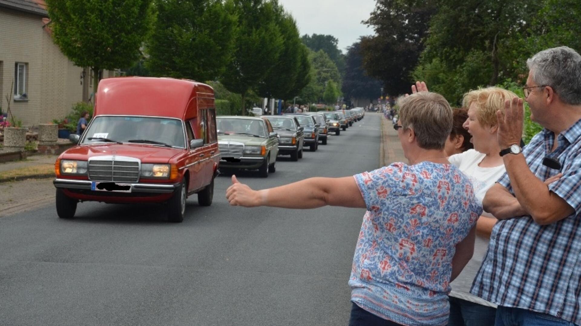 Der Mercedes W123 war einst mein peinliches „Hofauto“ – heute fährt er als Oldtimer durch den Landkreis und weckt Erinnerungen an Kindheit, Schulhofmomente und einen besonderen Opa.