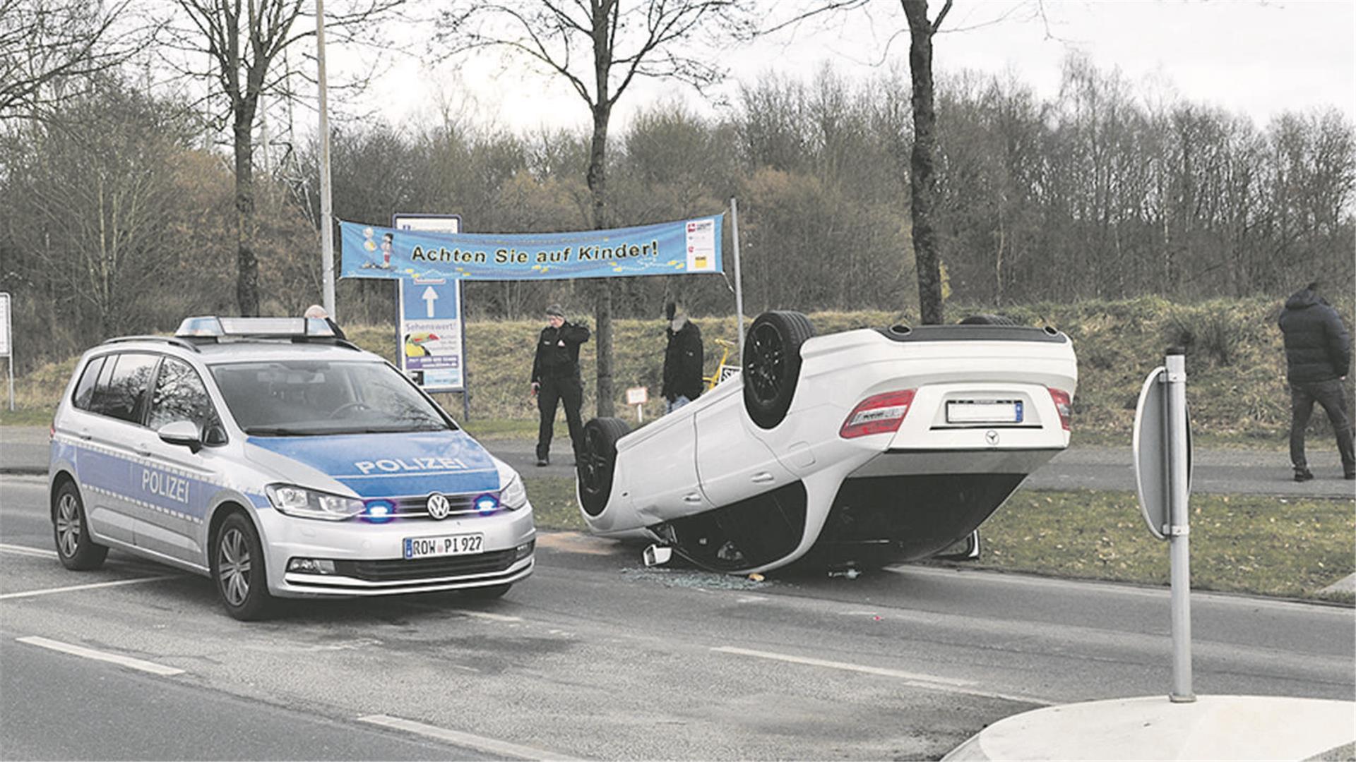 Mercedes landet auf dem Dach: Zwei Leichtverletzte bei Unfall in Bremervörde Der Mercedes überschlug sich auf der Gnarrenburger Straße und blieb auf Höhe des Bremervörder Krankenhauses auf dem Dach liegen.