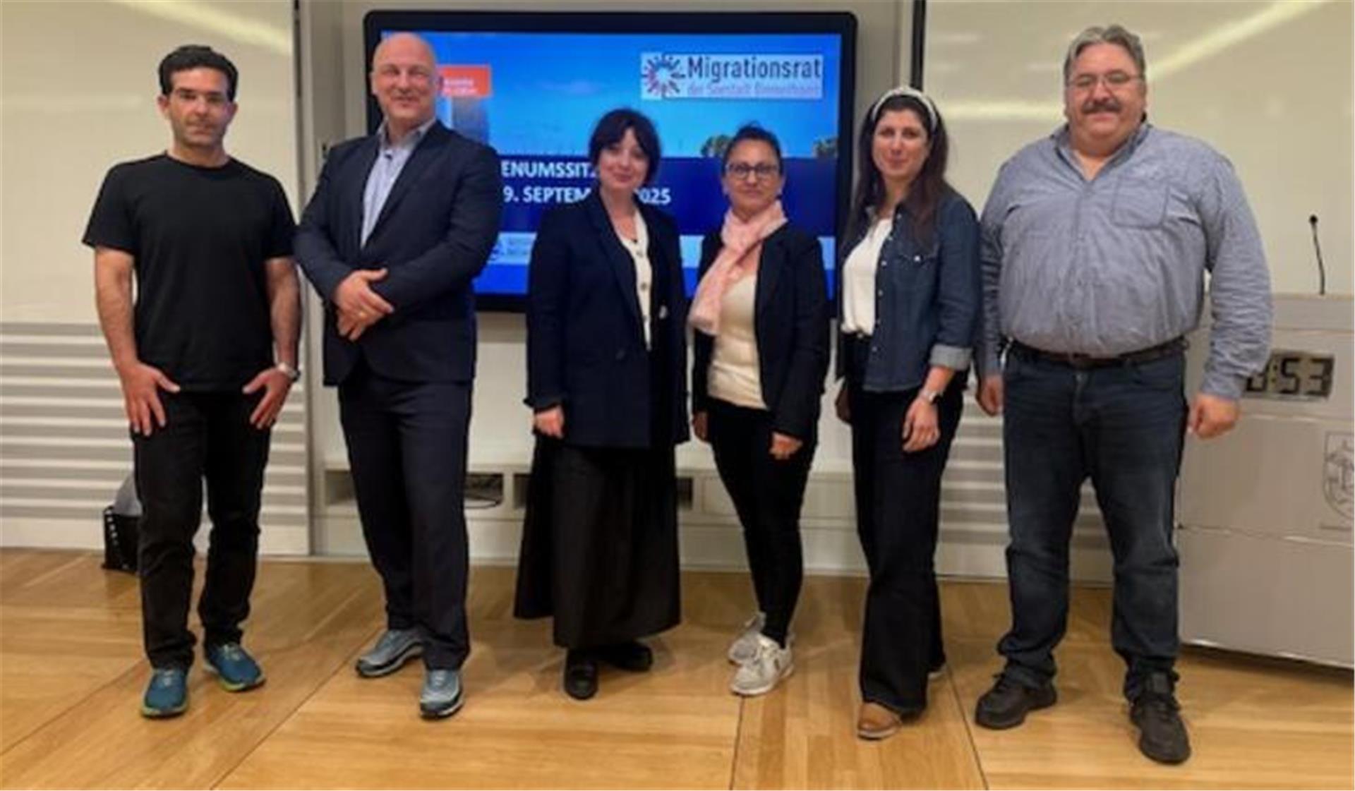Gruppenfoto mit mehreren Menschen. Der Migrationsrat Bremerhaven hat einen neuen Vorstand gewählt. An der Spitze steht künftig Derya Tat, unterstützt von Cafer Isin und vier Beisitzenden.