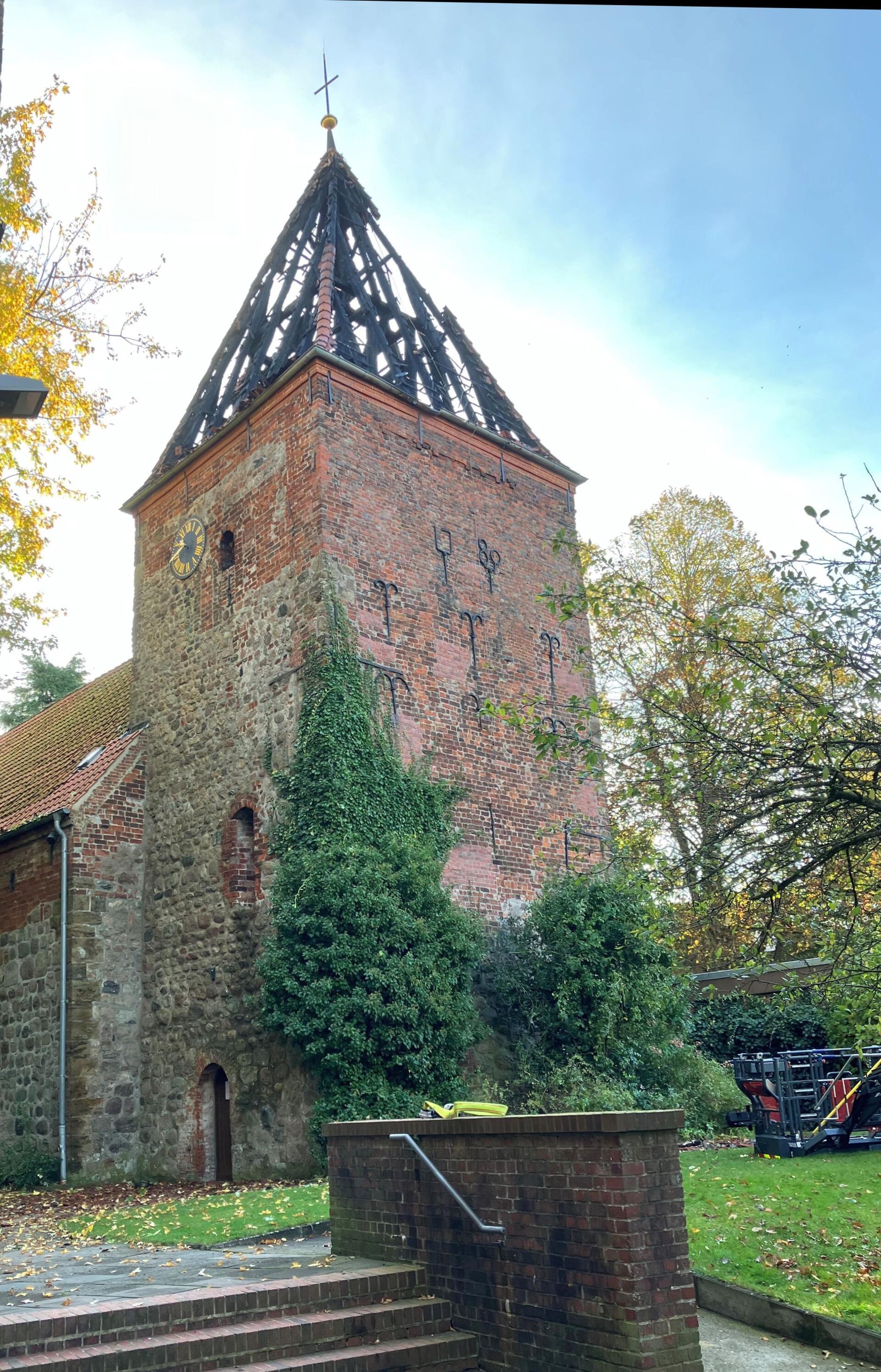 Kirchturm in Bremerhaven in Flammen: Feuerwehr verhindert Großbrand Der Morgen nach dem Brand im Glockenturm der Wulsdorfer Dionysiuskirche. Die Zeiger der Turmuhr sind Dienstagabend um 20 Minuten vor elf Uhr stehen geblieben.