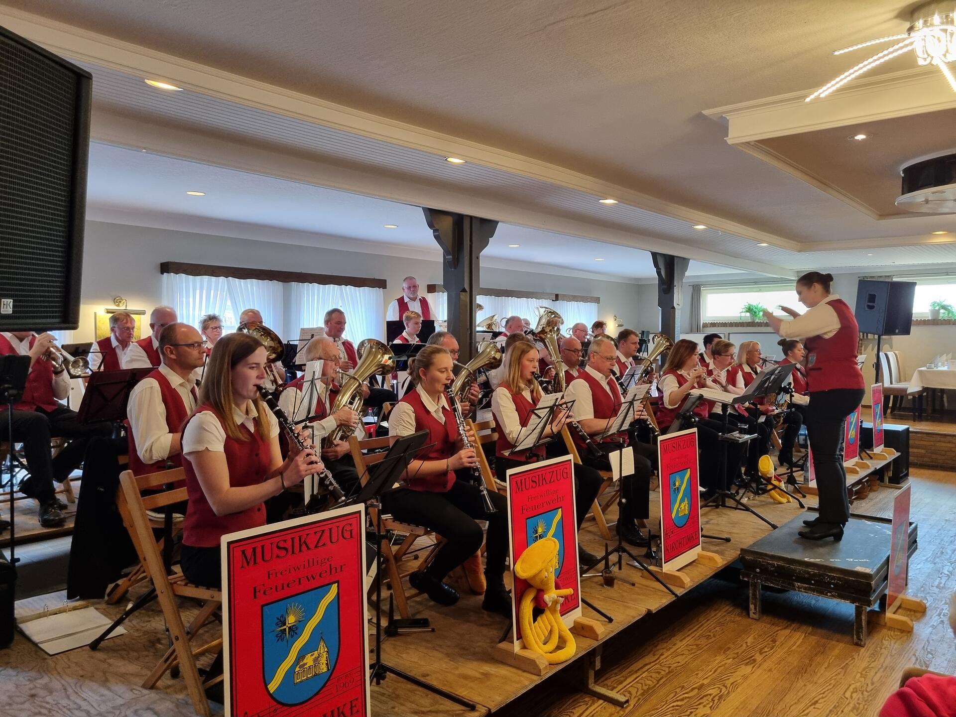 Musiker proben für ein Konzert: Der Musikzug der Freiwilligen Feuerwehr Kirchtimke veranstaltet am 6. April sein Frühlingskonzert.