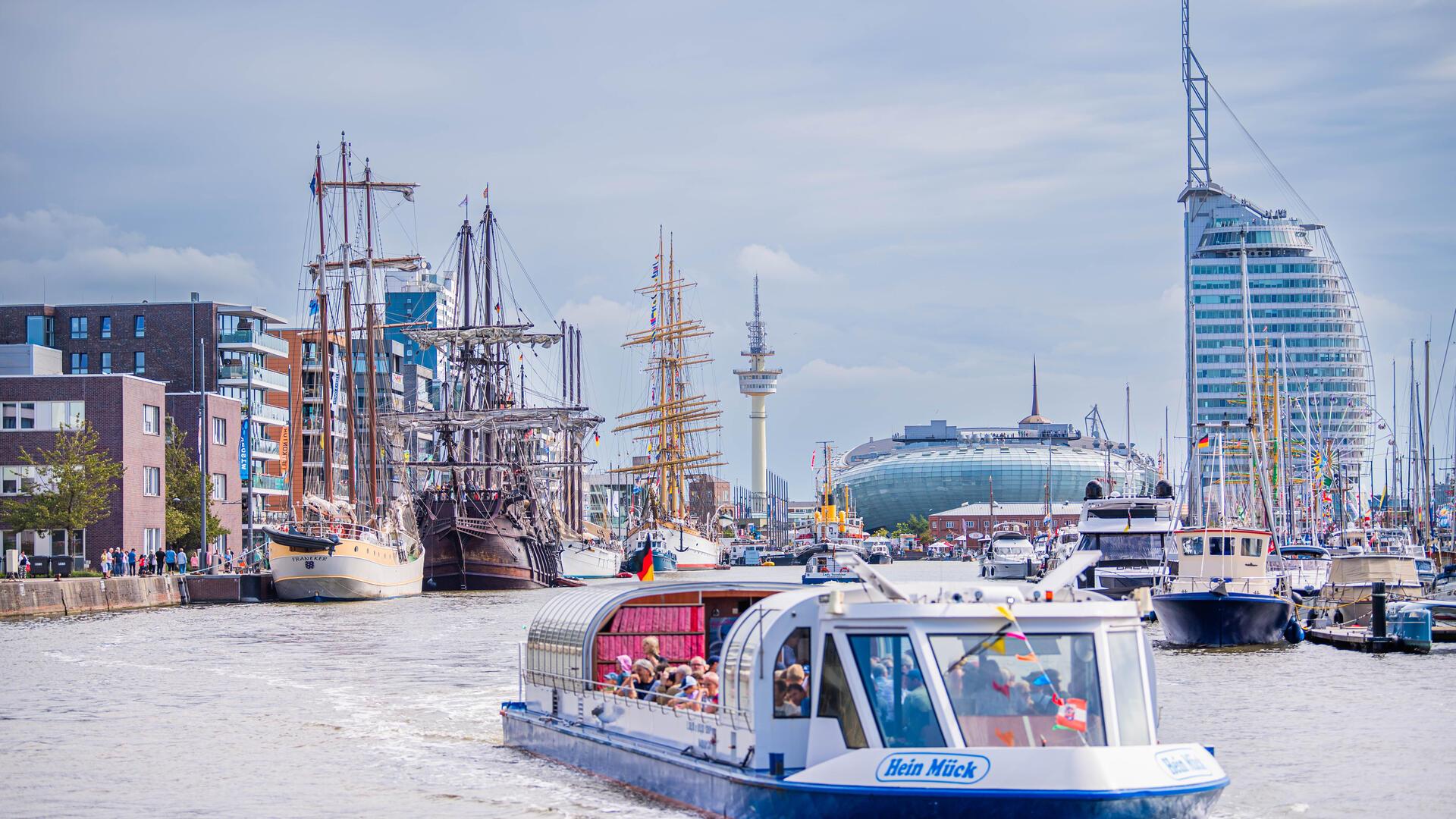 Der Neue Hafen mit der Skyline von Bremerhaven im Hintergrund.
