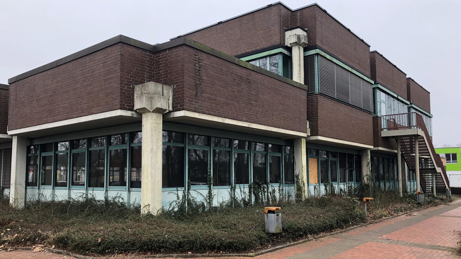 Der OS-Würfel an der Gnarrenburger Straße soll saniert werden. Die Martin Menzel Planungsgruppe hat zwei mögliche Lösungen zur Fassadengestaltung erarbeitet und am Mittwoch in der jüngsten Sitzung des Bremervörder Bauauschusses vorgestellt. 