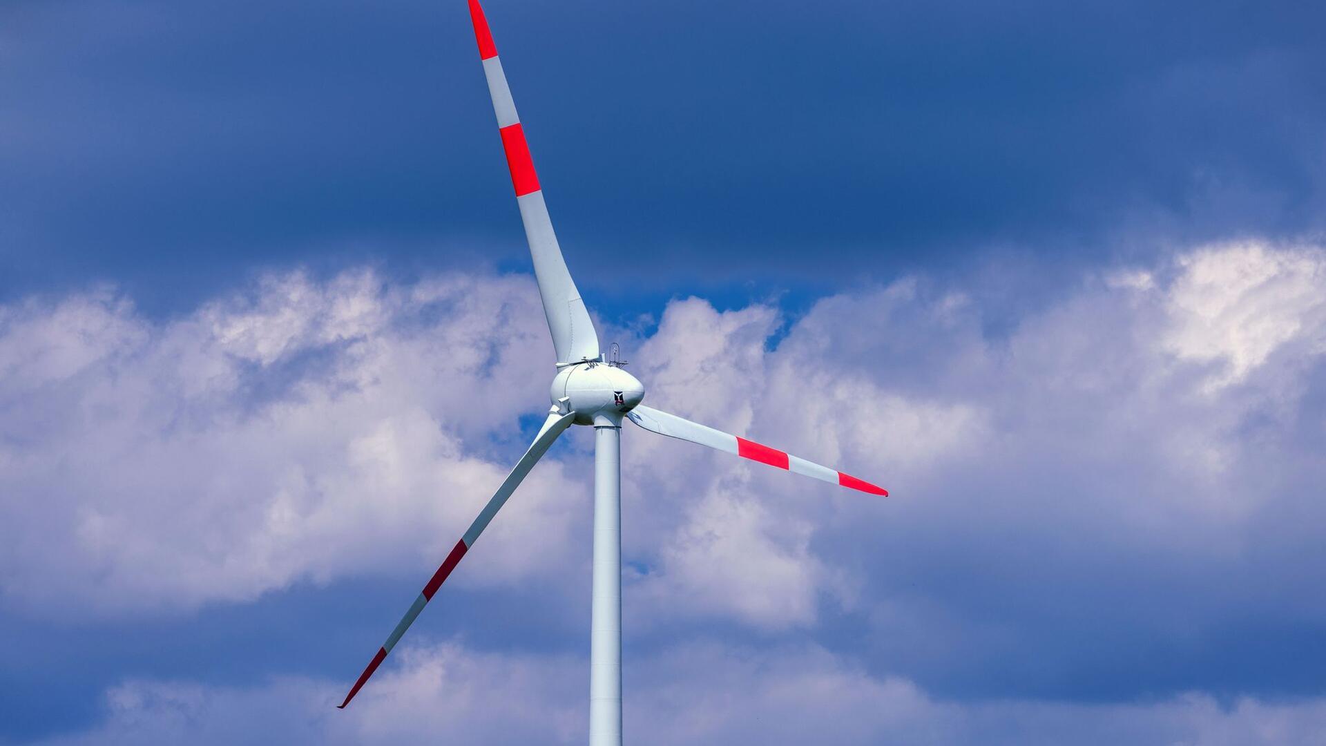 Eine Windkraftanlage.