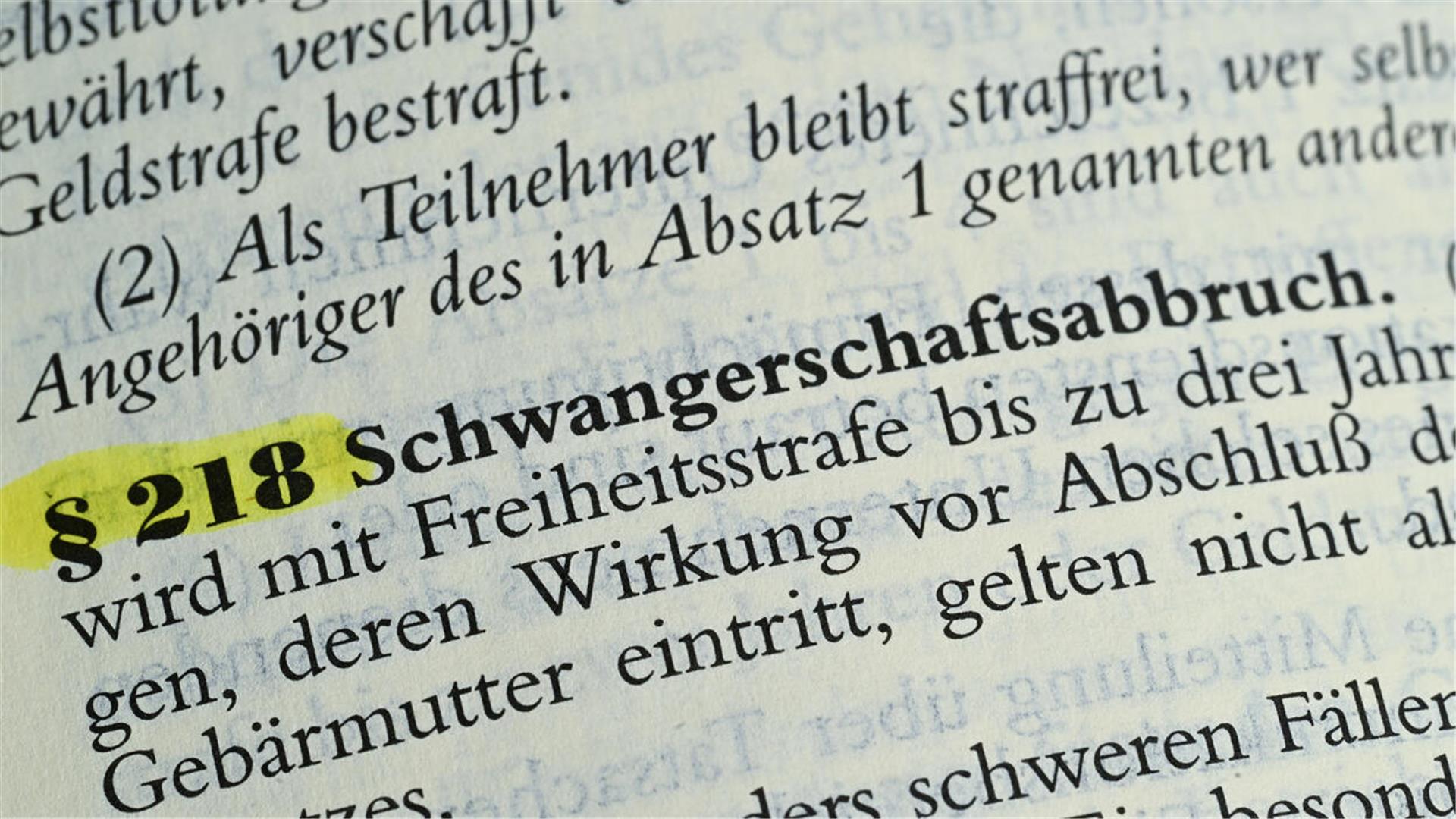 Der Paragraf 218 im Strafgesetzbuch regelt bislang die Strafbarkeit von Schwangerschaftsabbrüchen.