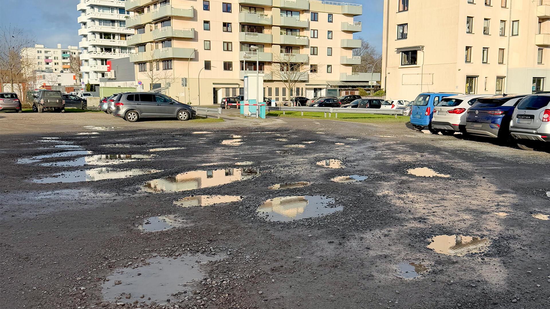 Parkplatz neben dem B&B Hotel ist in schlechtem Zustand