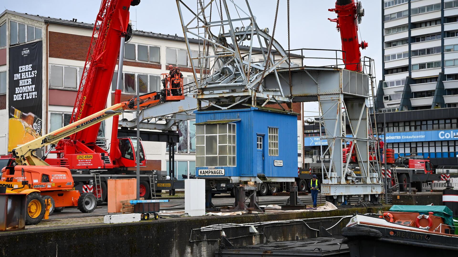 Der Kran am Alten Hafen in Bremerhaven wird demontiert.