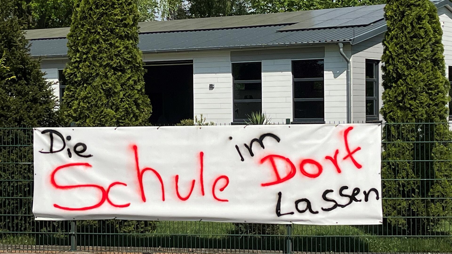 Protest gegen geplante Schulschließung in Wehdel