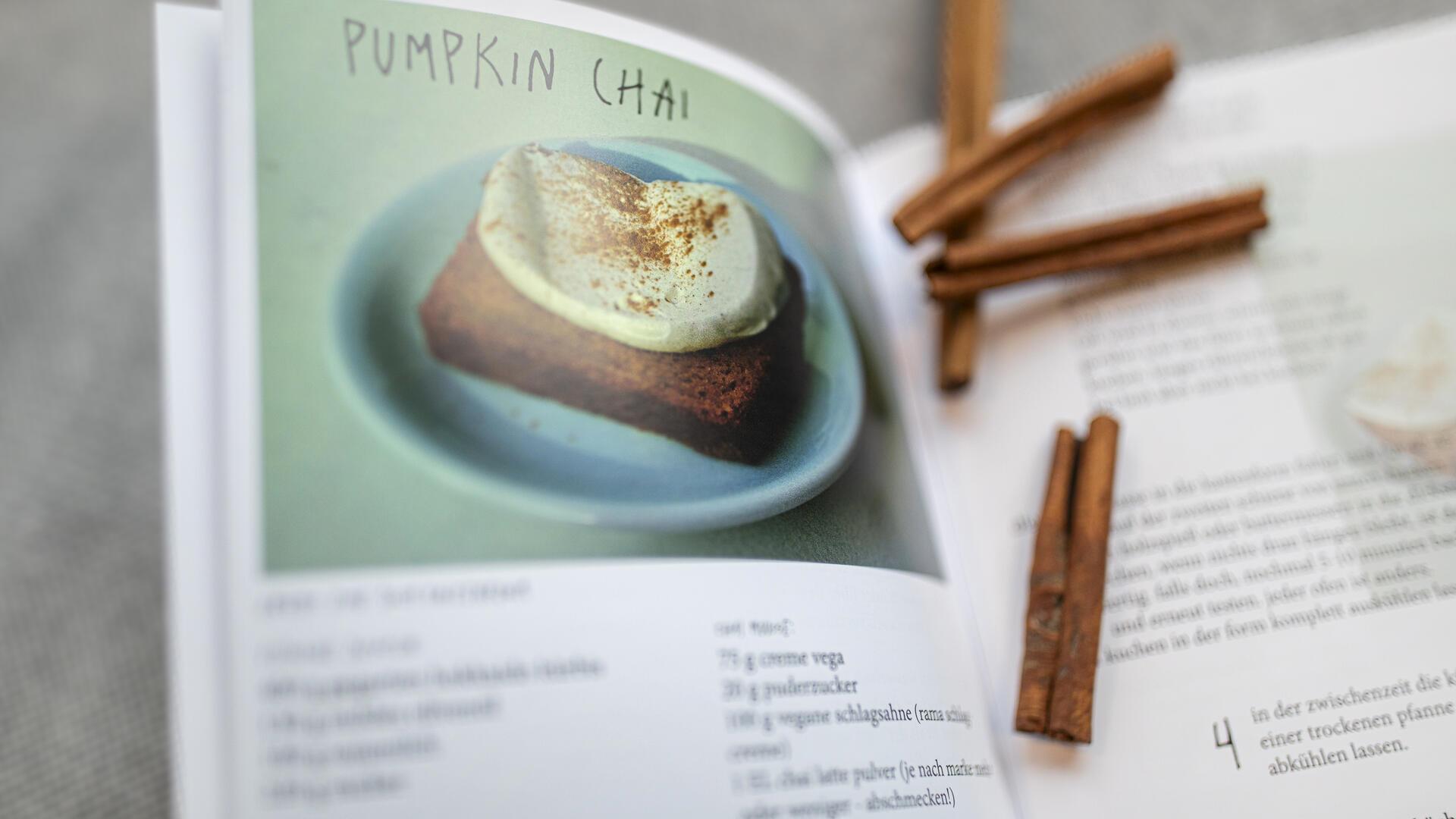 Mit Verlosung: Richtig gute Kastenkuchen - und vegan sind sie auch noch! Das Backbuch, aufgeschlagen auf der Seite "Pumpkin Chai".