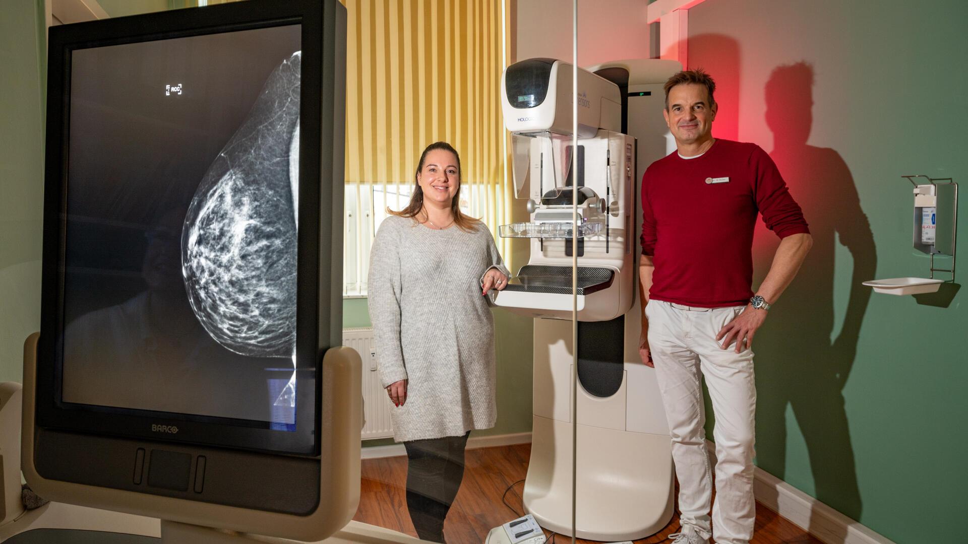 Dr. Martin Becker und Screening-Organisatorin Sabrina Cordeiro an einem Mammografie-Gerät