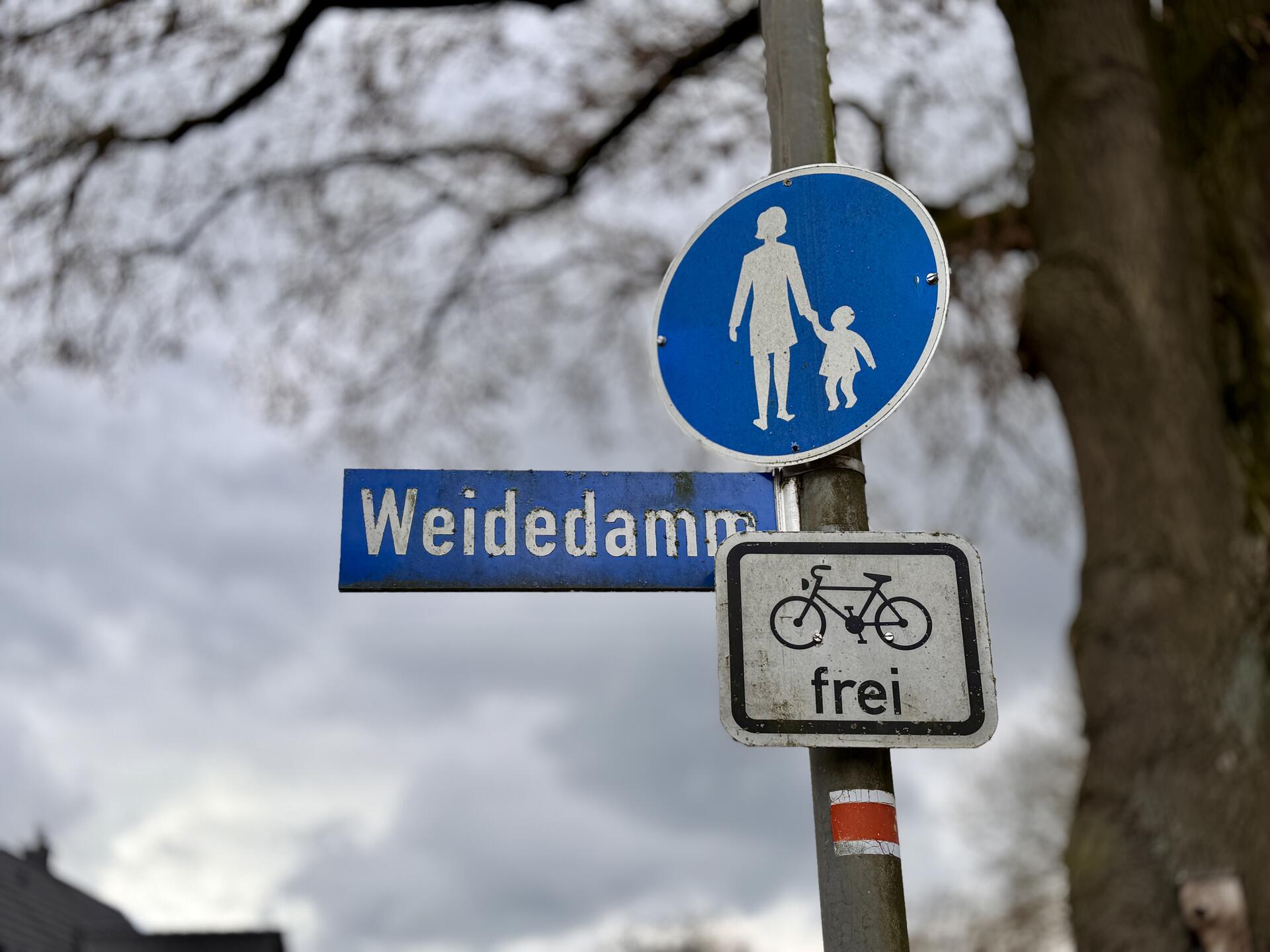 Der Ausbau der Straße Weidedamm ist umstritten. Anwohner kritisieren, dass sie dafür auch zu Kasse gebeten werden. Im Herbst sollen dort die Bagger anrollen.