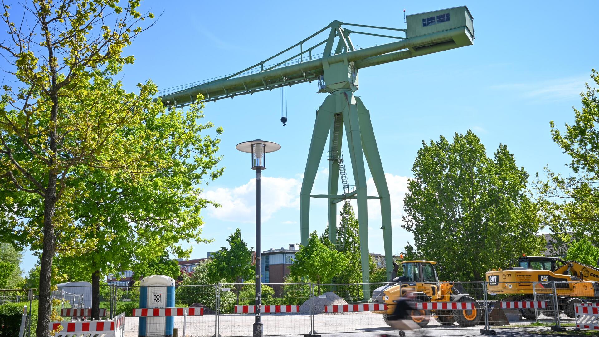 Der Rickmerskran steht im Bereich Kapitänsviertel, Jobcenter und Kita an der Geeste.