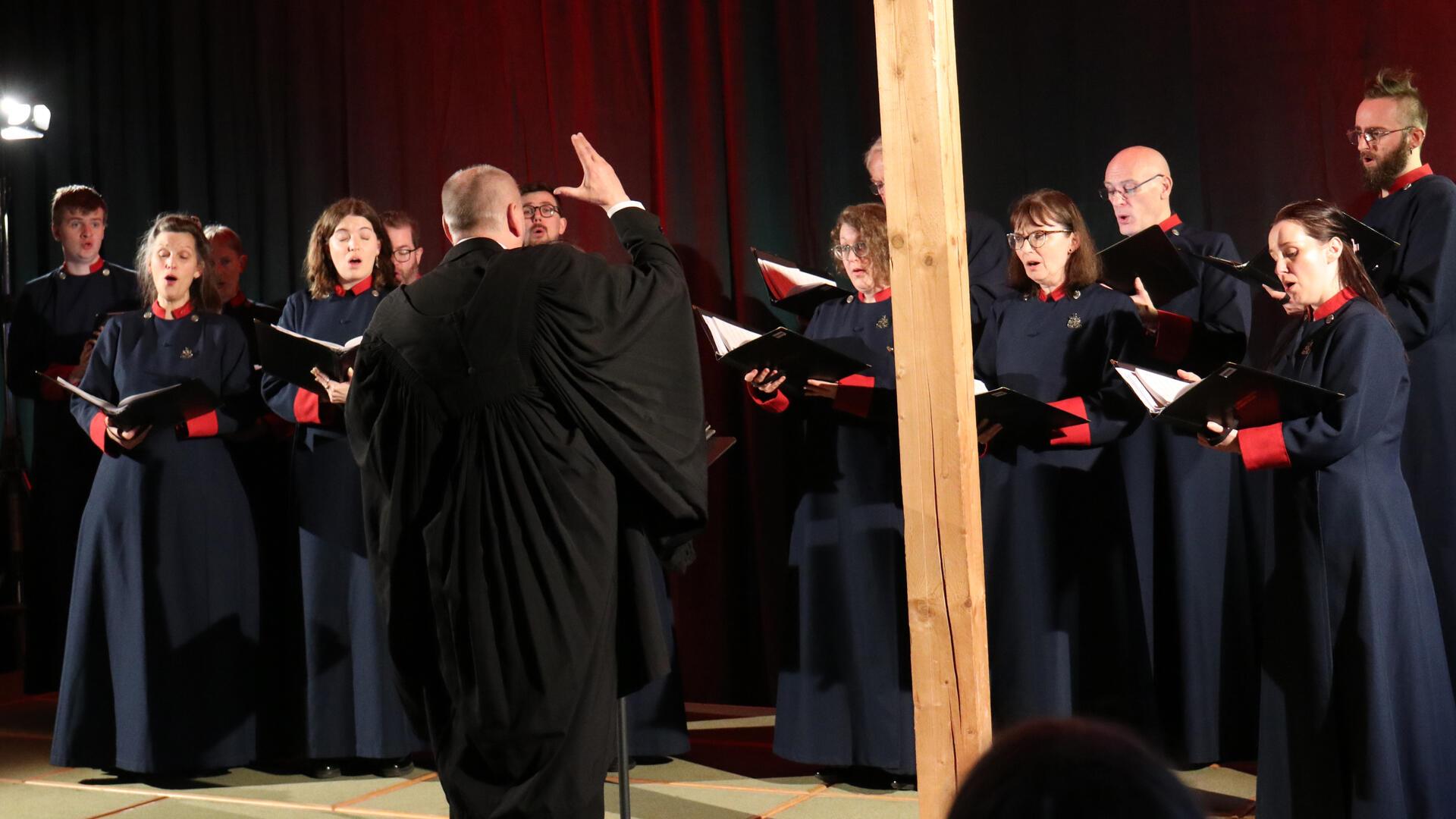 Der Robin Chapel Choir beeindruckt in der schlichten Lagerküche der Gedenkstätte Lager Sandbostel.