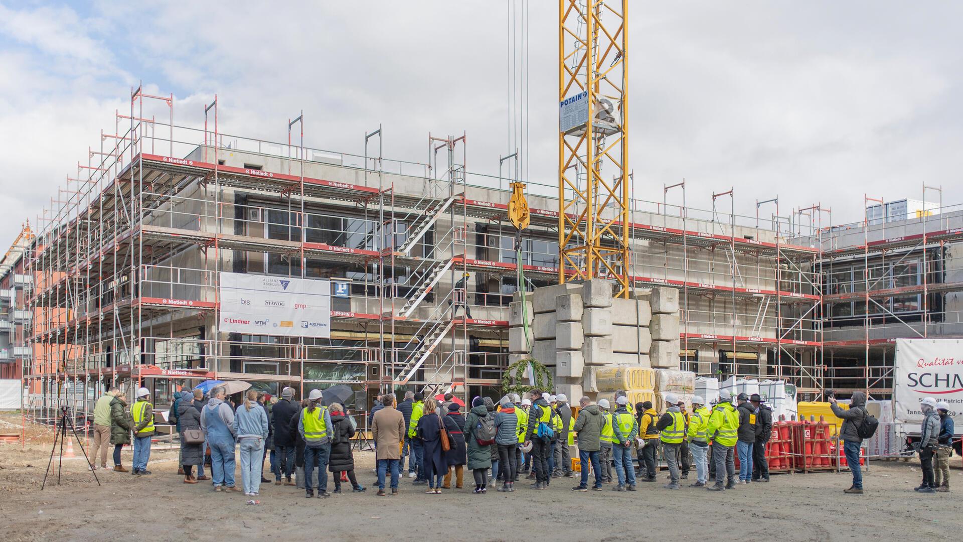 Der Rohbau der neuen Grundschule in Lehe steht: Am Mittwoch wurde das Richtfest gefeiert. 