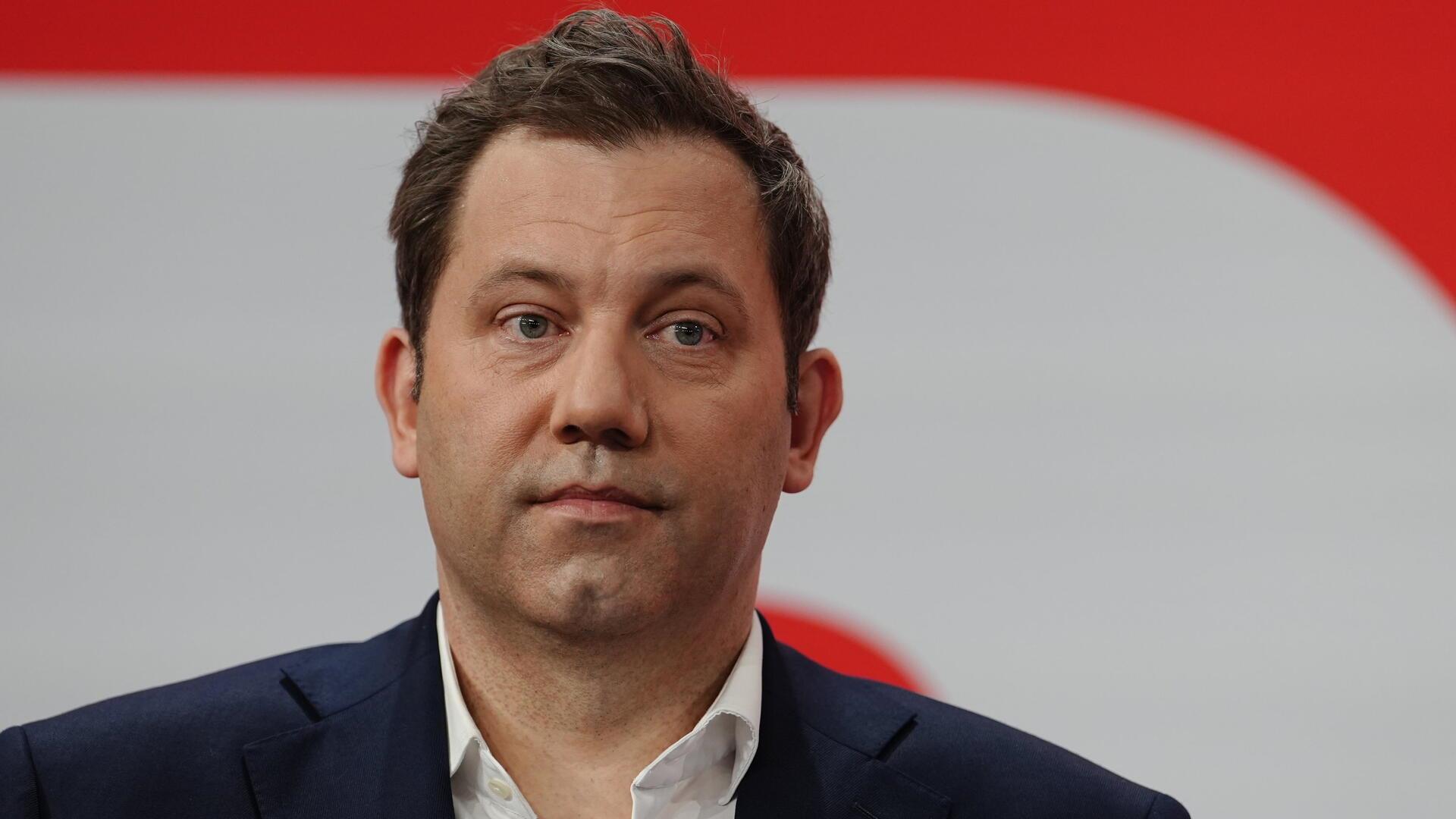 Lars Klingbeil, Vorsitzender der SPD, steht auf der Bühne bei der SPD-Wahlparty im Willy-Brandt-Haus. 