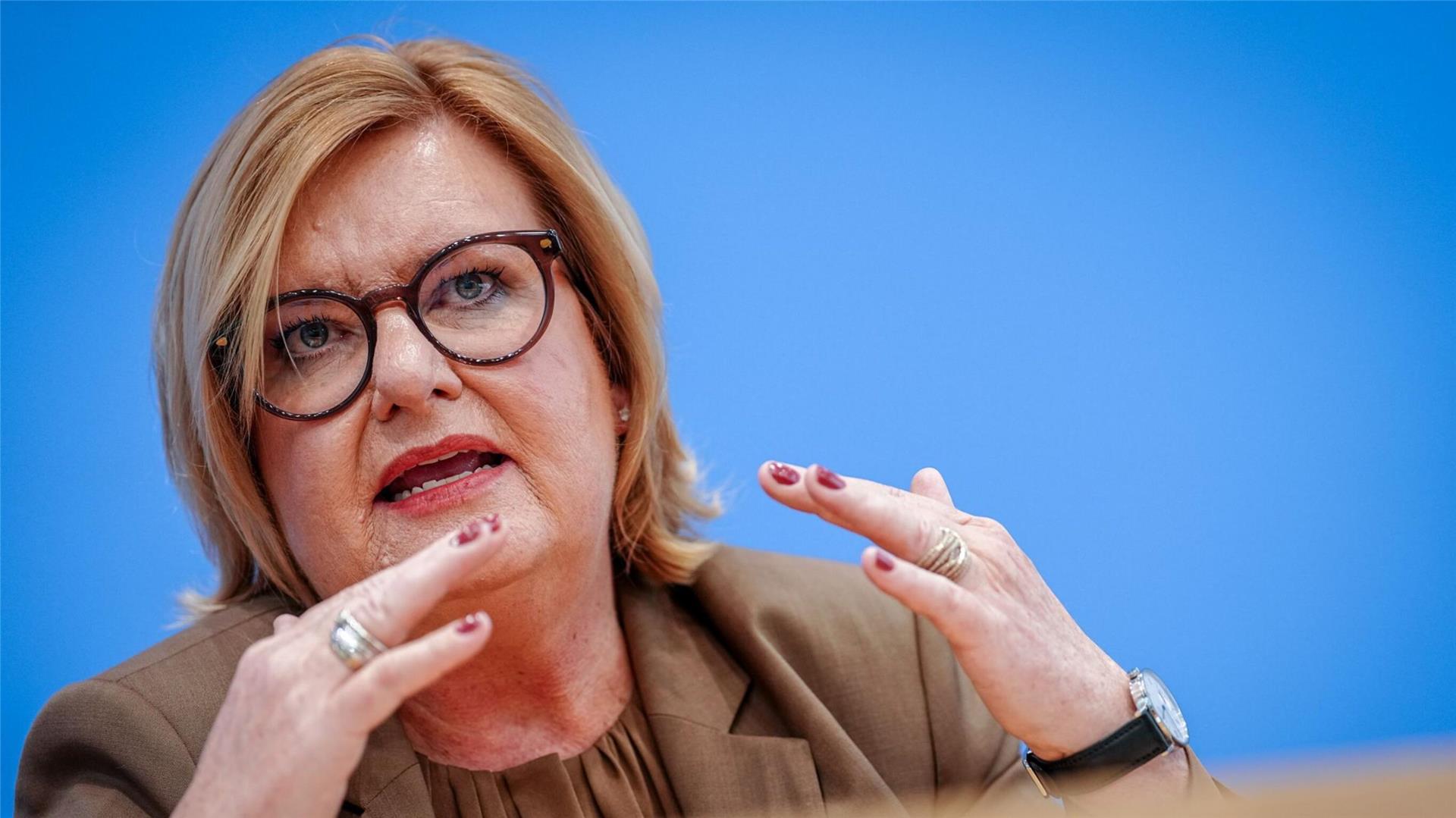Frau gestikuliert.