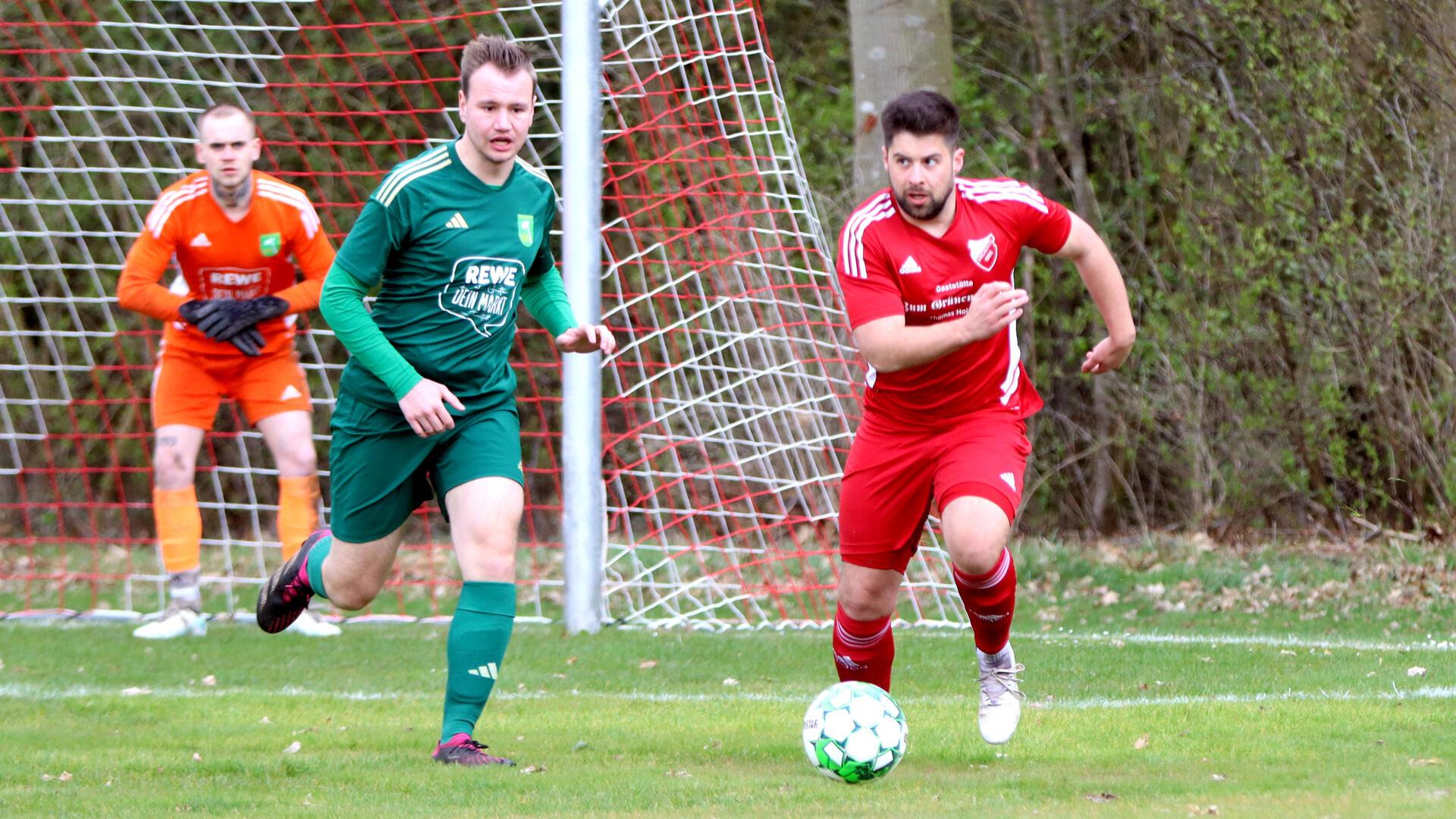 Der SV Sandbostel, hier mit Tobias Ropers (rechts), schaffte es nicht, die 1:0-Führung über die Zeit zu bringen.