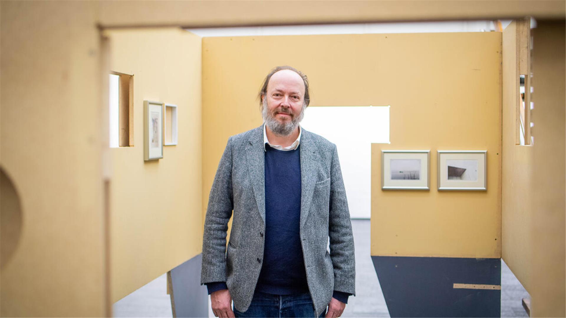 Renommierter Galerist schenkt dem Bremerhavener Kunstverein gut 40 Werke Der Sammler Alexander Schröder schenkt dem Bremerhavener Kunstverein gut 40 Arbeiten, eine ist der Sperrholz-Container von Manfred Pernice, in dem er steht.