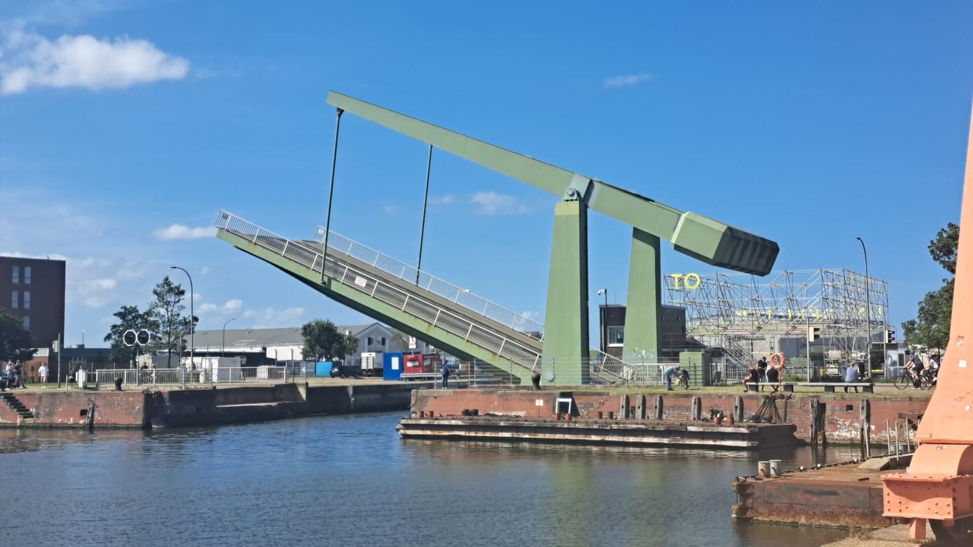 Eine Klappbrücke steht halb offen