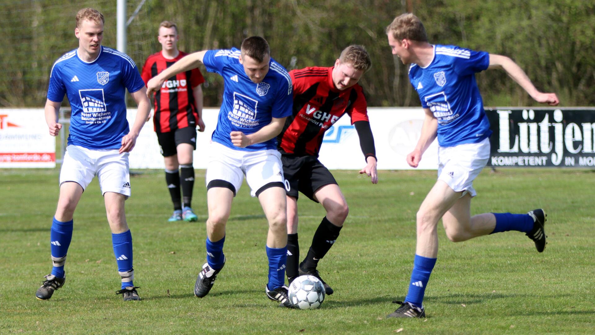 Der Schein trügt: Der TSV Byhusen II (in Blau), die sich hier konsequent gegen den Ball zeigen, ließen sich von der Gnarrenburger „Dritten“ gleich vier Tore einschenken.
