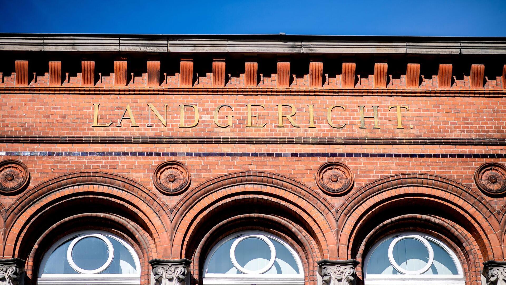 Der Schriftzug „Landgericht“ hängt am historischen Gebäude des Landgerichts Verden im Stadtzentrum. 