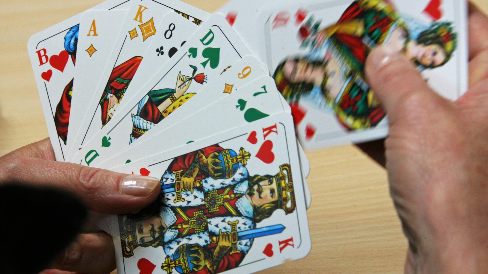 Kartenspiel in einer Hand