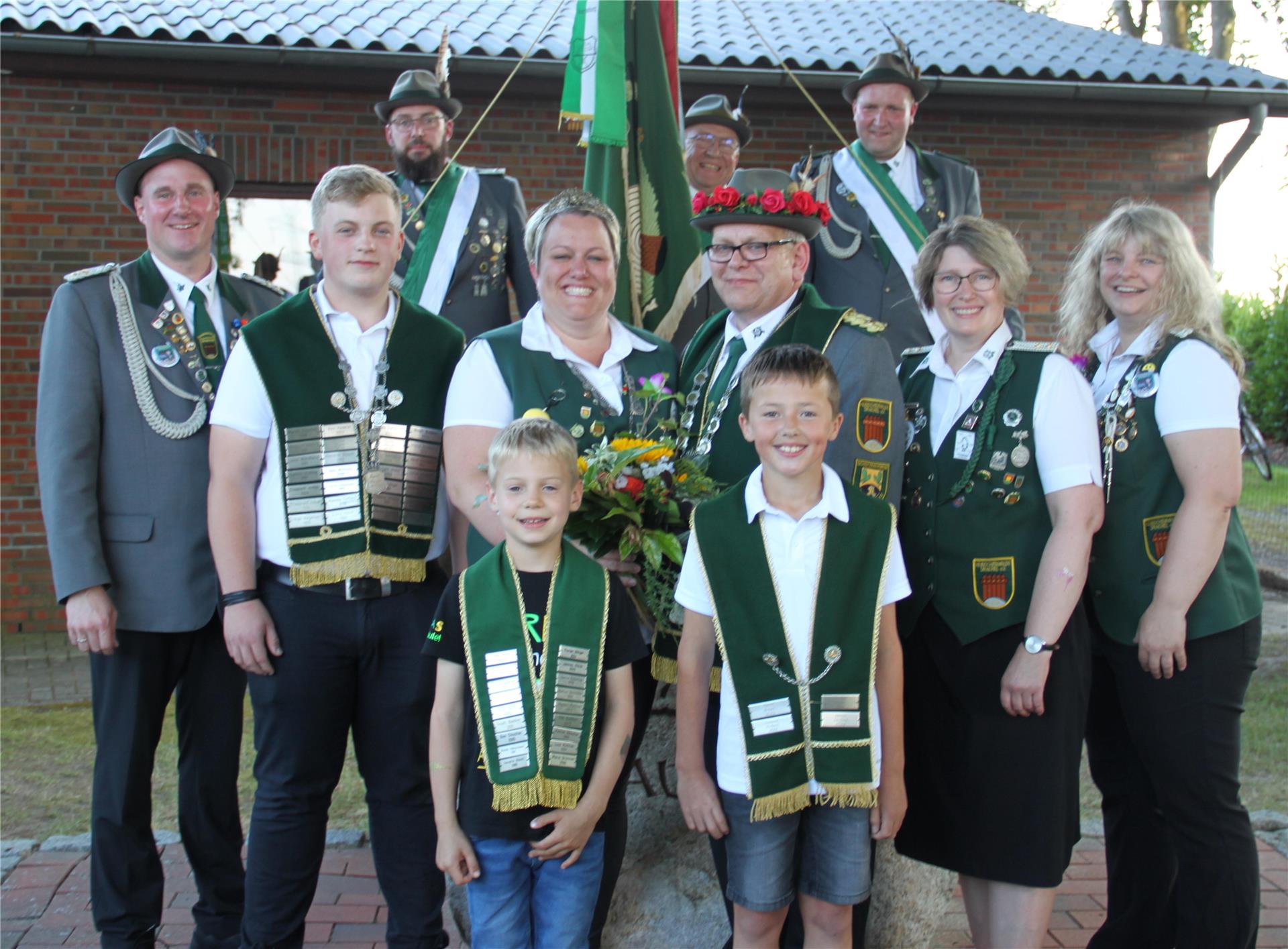 Der Schützenverein Drachel und Umgegend hat am Wochenende neue Schützenmajestäten ermittelt. Das Foto zeigt (jeweils von links, hinten) die Fahnenträger Christoph Hinck, Christoph Hinck und Mirko Meibohm, sowie (Mitte) Präsident Karsten Steffens, Jugendkönig Patrick Hölscher, Königin Maria Börger, König Heino Meibohm, Damenleiterin Nicole Döscher, die stellvertretende Präsidentin Anja Hölscher, (vorne) Prinz Lucas Krüger und Kinderkönig Justus Heins.