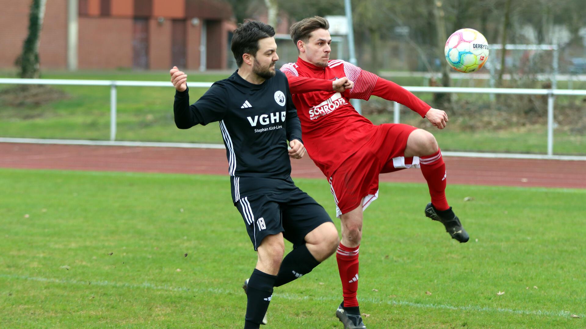 Der Selsinger Außenbahnspieler Finn Demmer (rechts), hier im Duell mit David Lemmermann, wurde zu selten in die Offensivaktionen eingebunden und blieb blass.